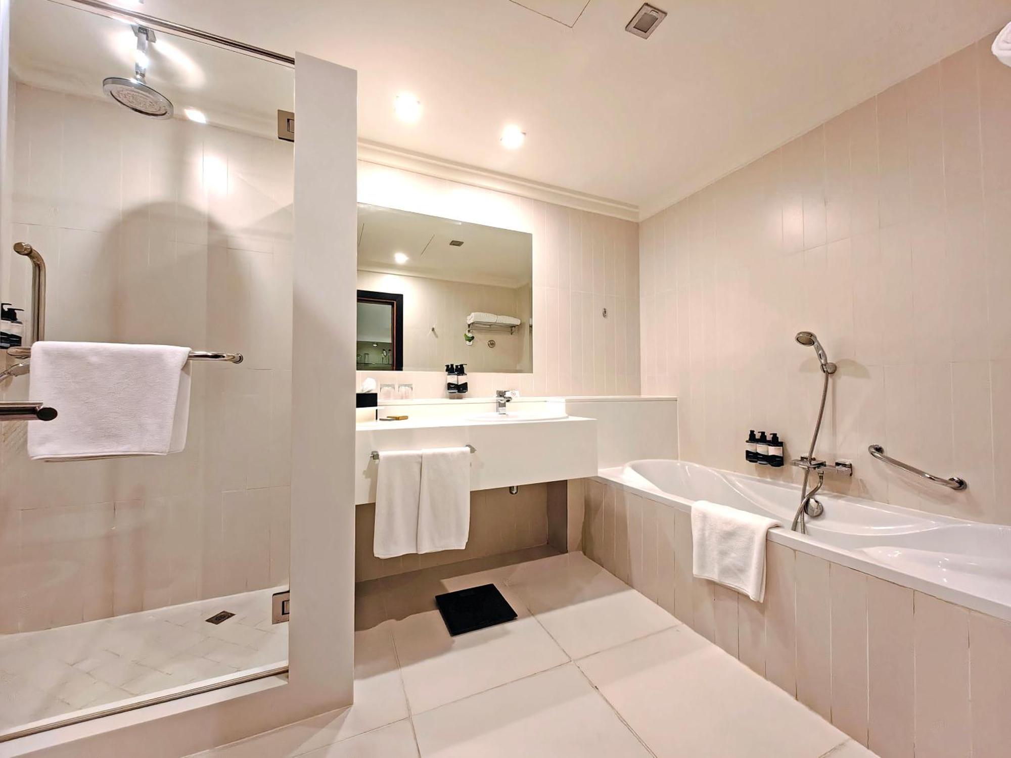 Superior King Room complimentary shuttle to DXB Airport Terminal 1 & 3
