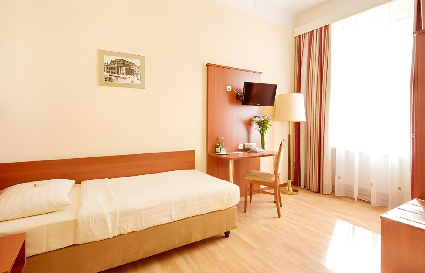 Basic Single Room to the courtyard side