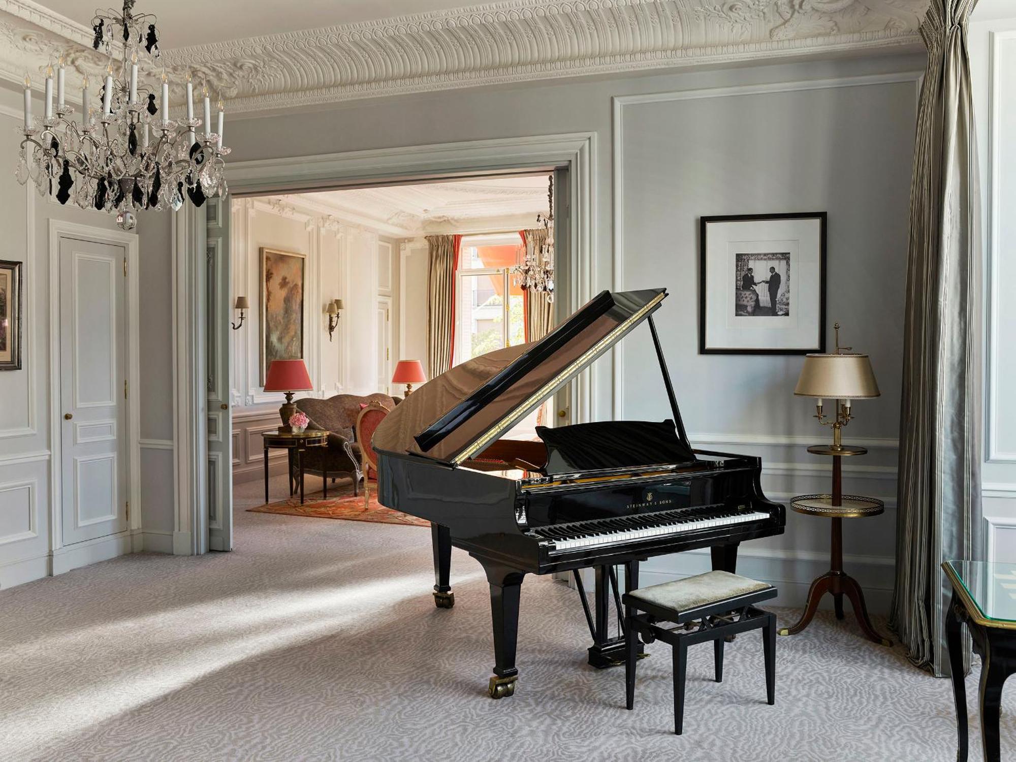 Haute Couture Eiffel Suite