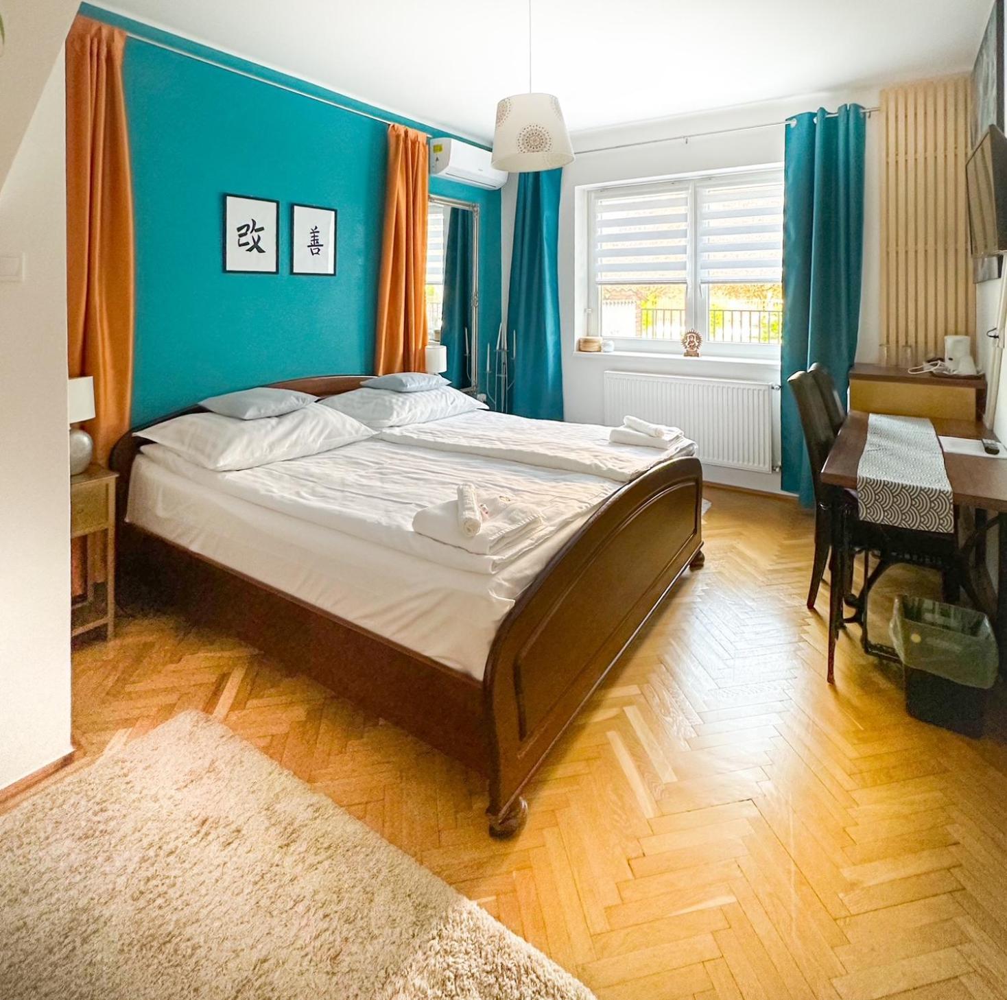 Deluxe Double Room Shower