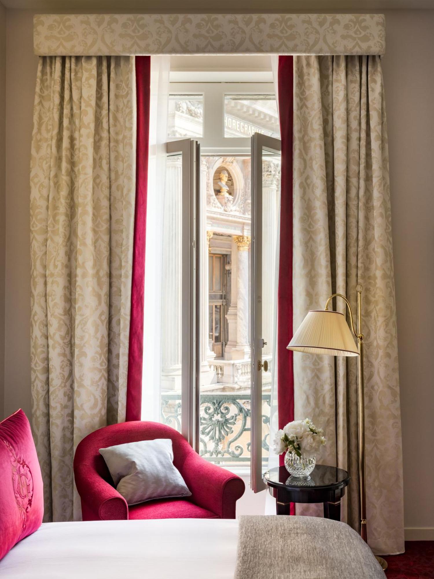 Classic King Room Balcony Opera View