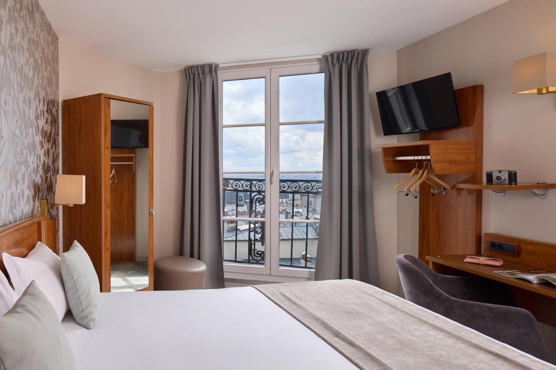 Superior Triple Room Balcony Eiffel Tower Sacre Coeur View