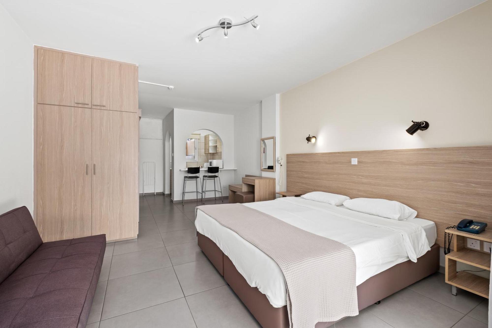 Deluxe Studio,1677853551:JPEG