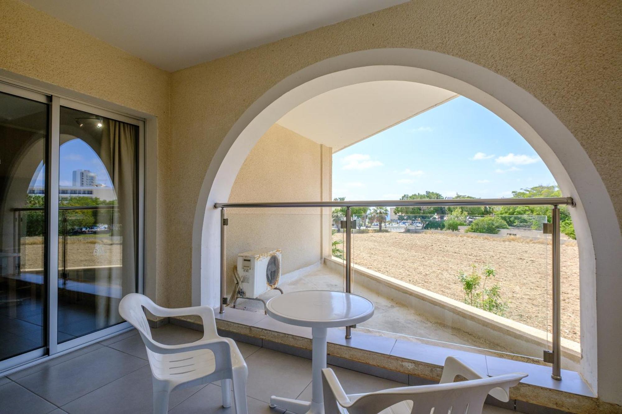 Deluxe One-Bedroom Apartment,1677853496:JPEG