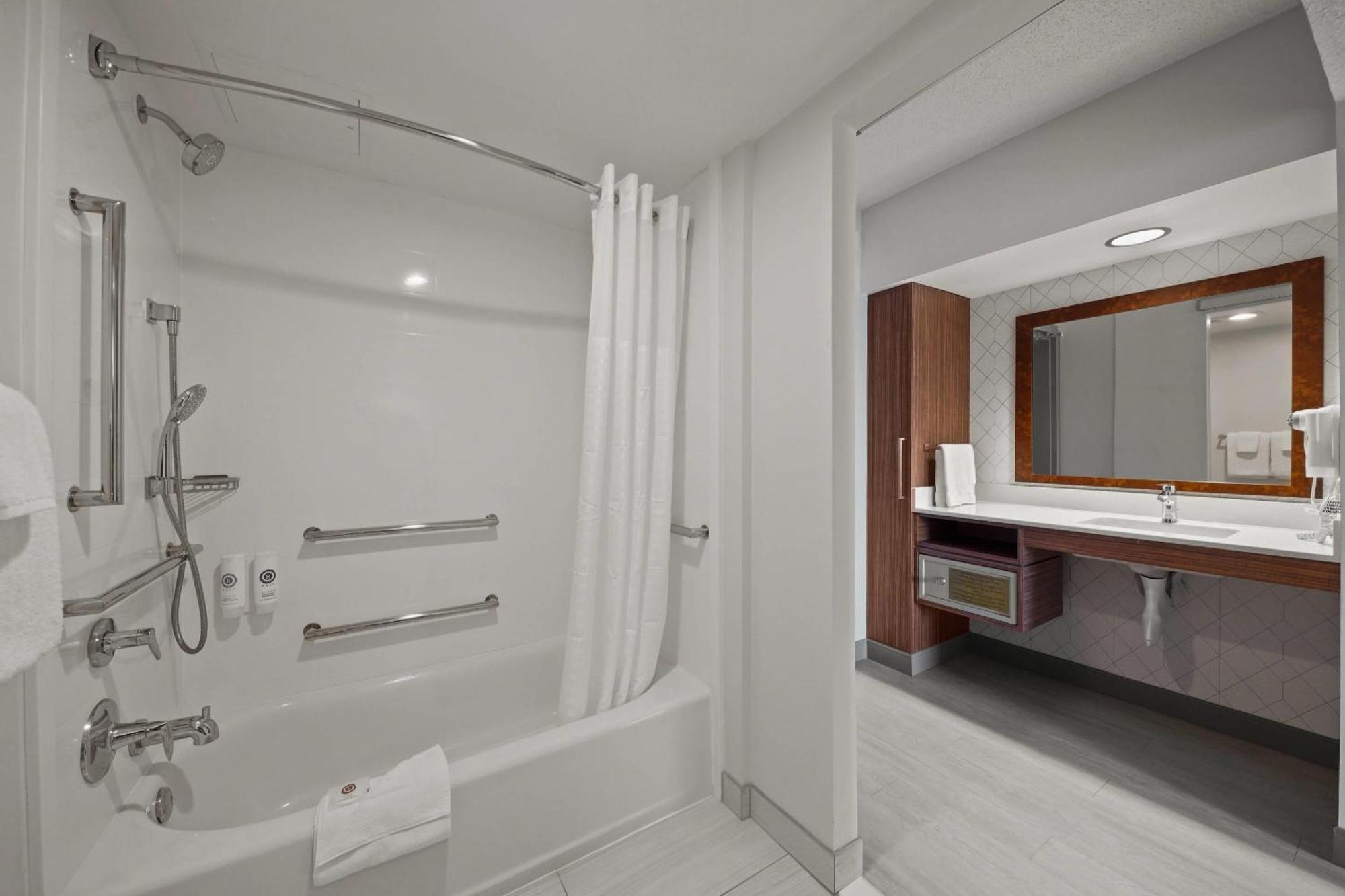 Apartament typu Suite z łóżkiem typu king-size – przystosowany dla osób niepełnosprawnych – dla niepalących