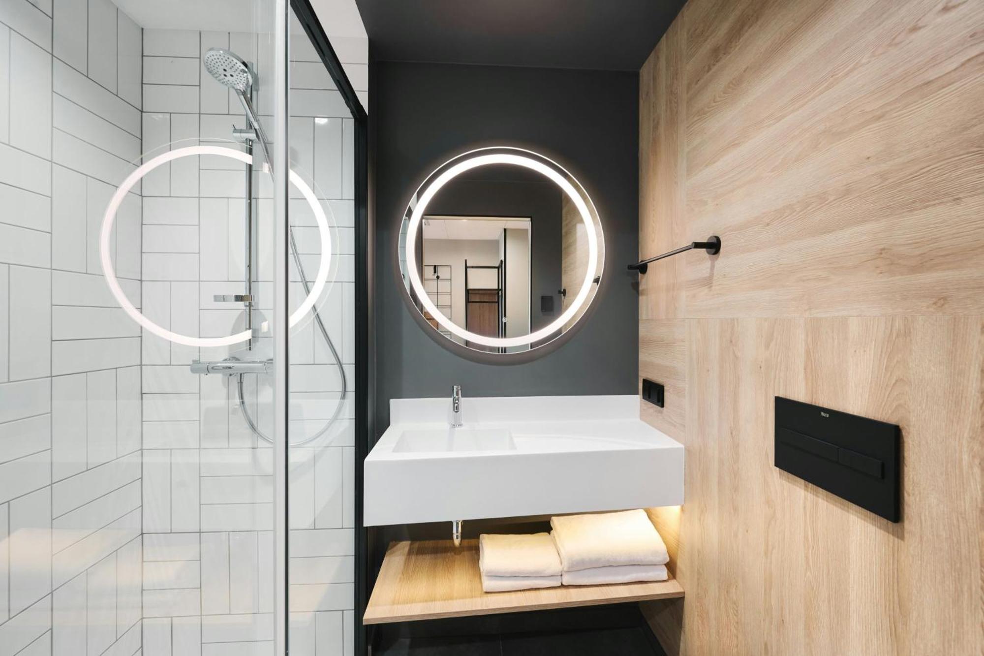 Pokój Moxy Cozy Sleeper z łóżkiem typu queen-size z widokiem na ulicę