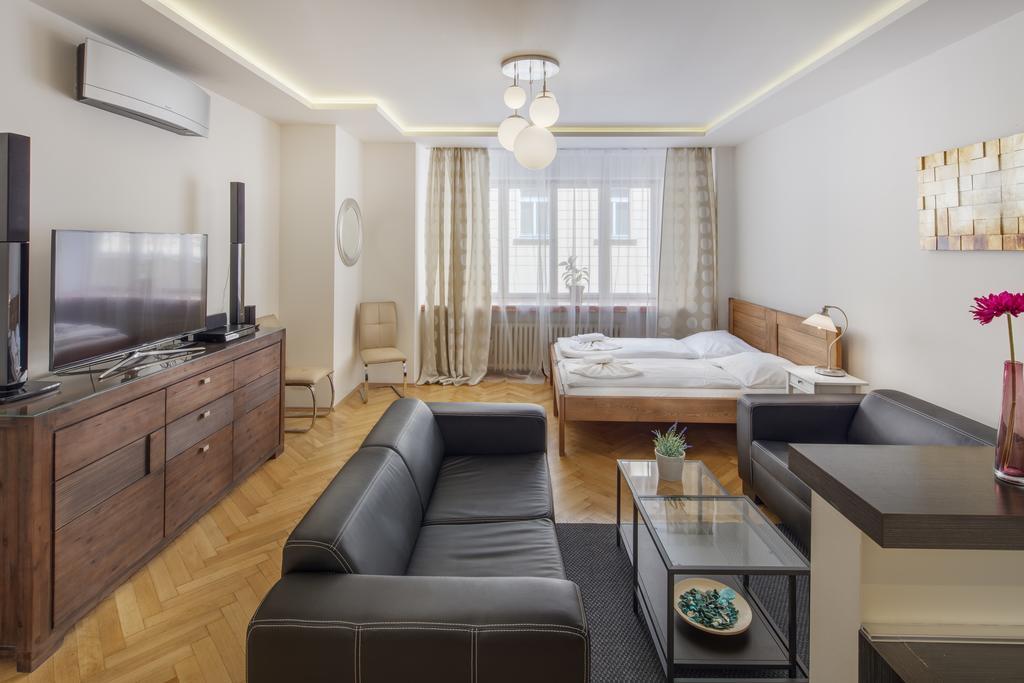 Deluxe Studio,168082800:JPEG