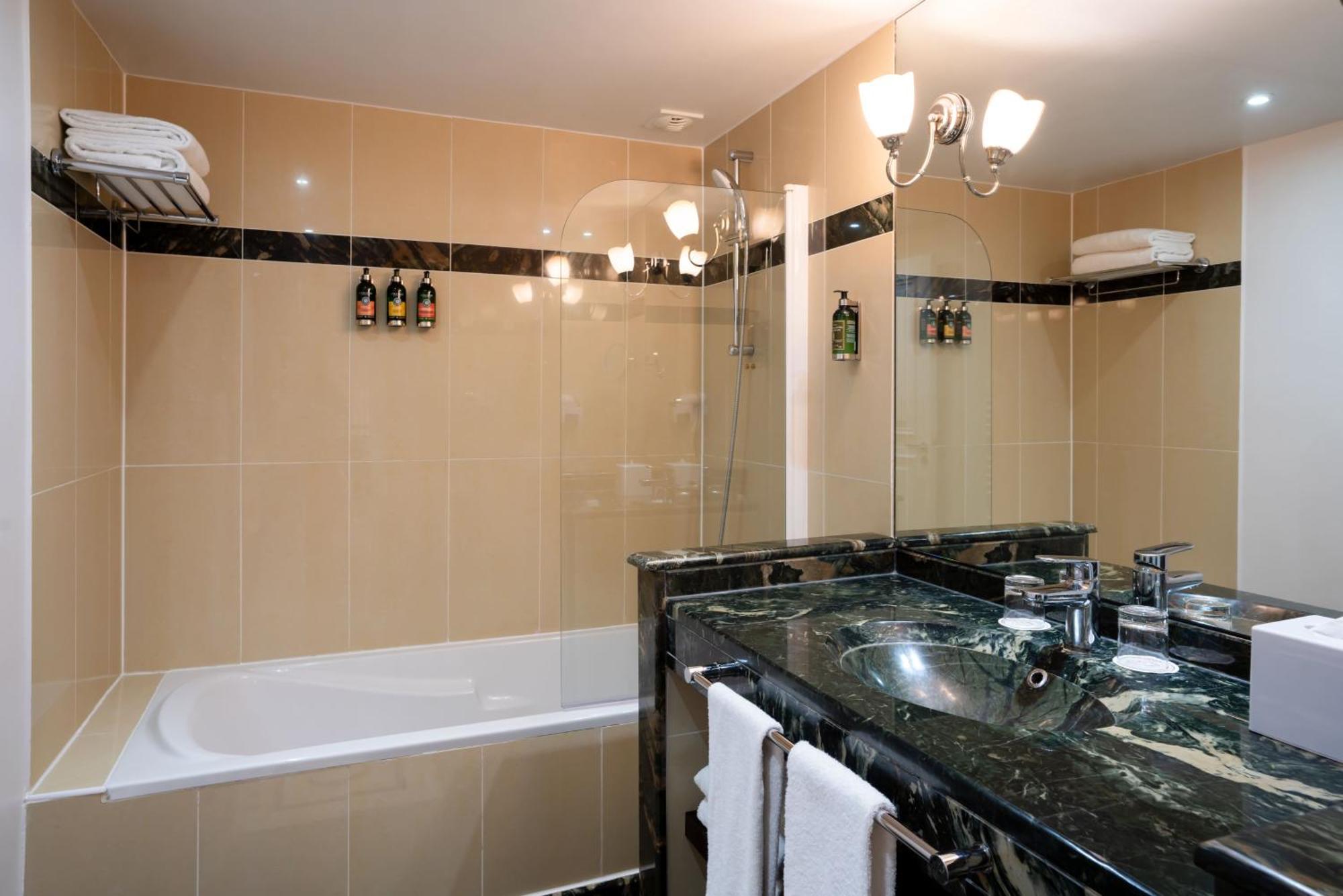 One Bedroom Deluxe Suite with Patio View,1682929702:JPEG