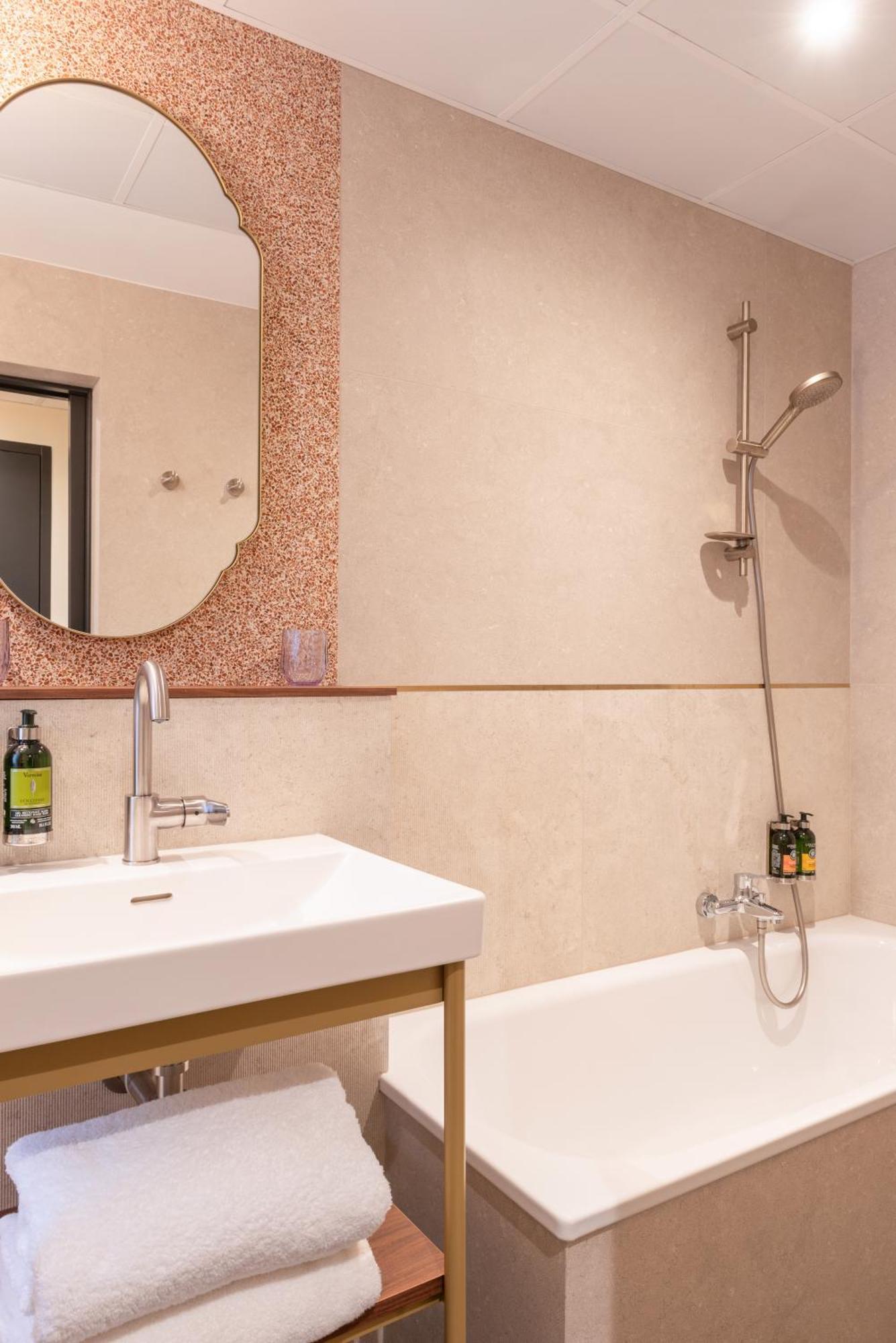 Deluxe Room Bathtub