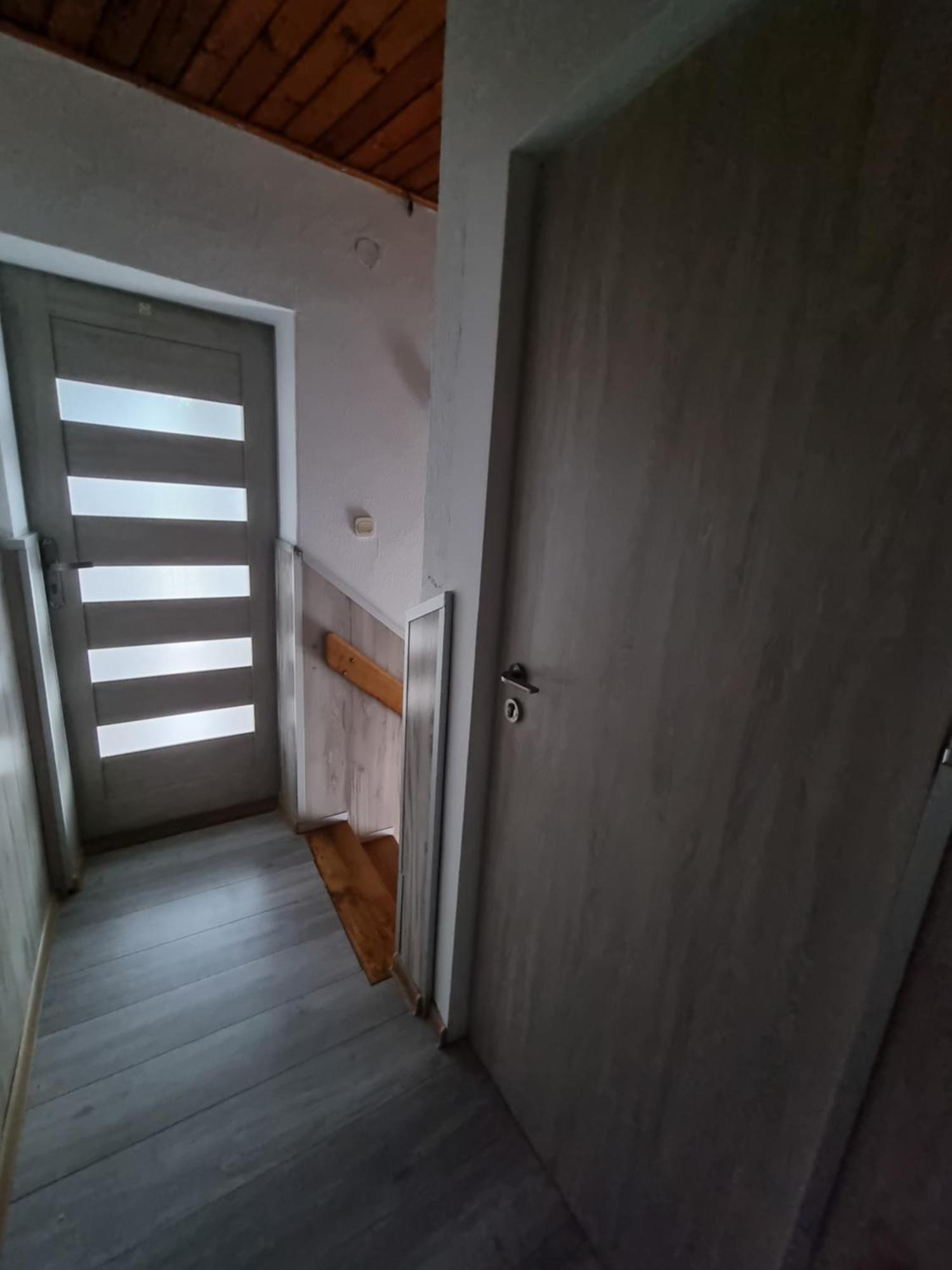 Pokój jednoosobowy z prywatną łazienką poza pokojem