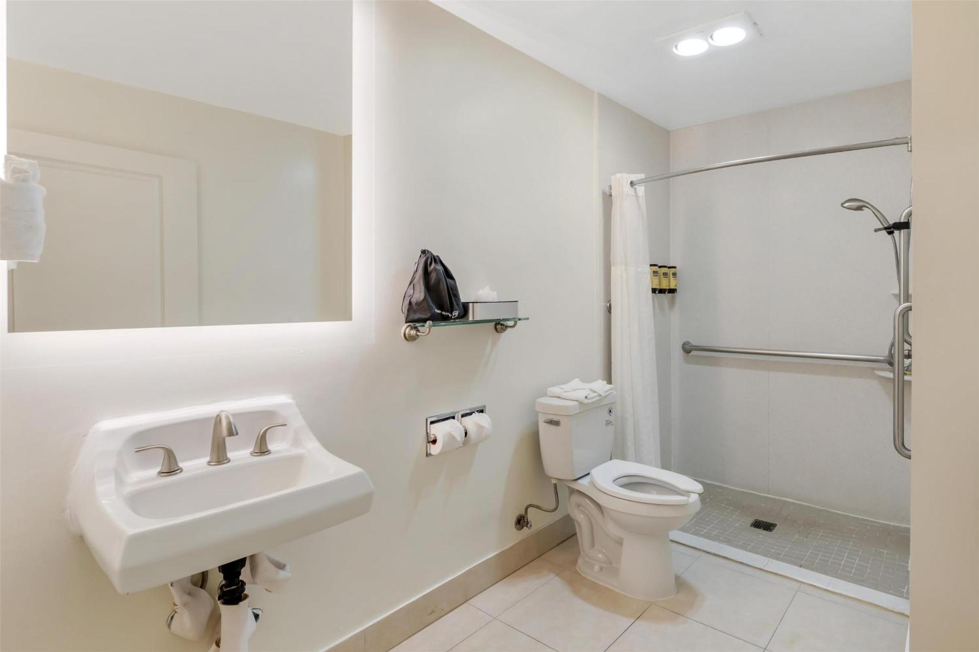 King Room with Roll-In Shower - Mobility Access,1686440392:JPEG