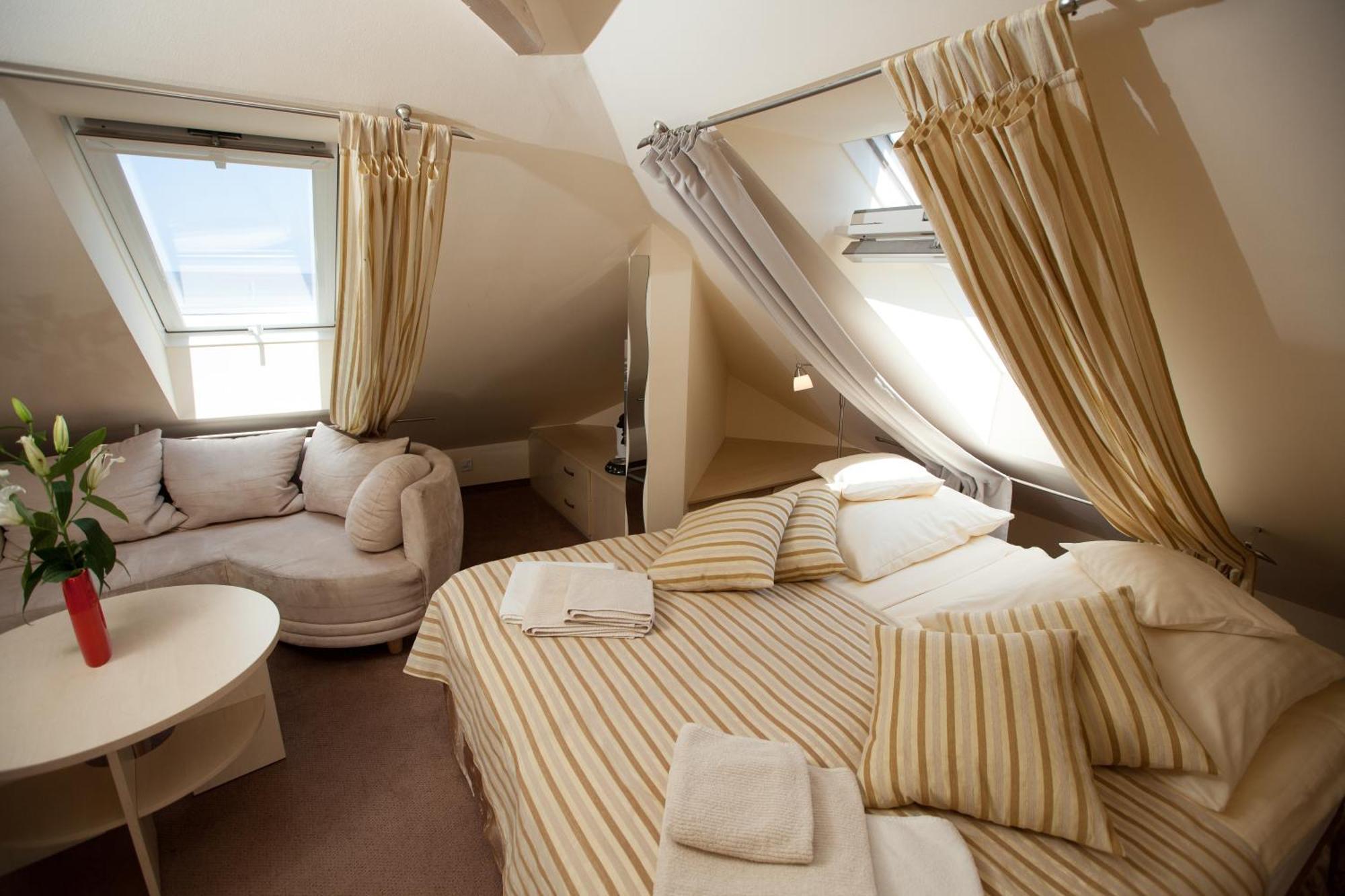 Small Double Room,1686451416:JPEG