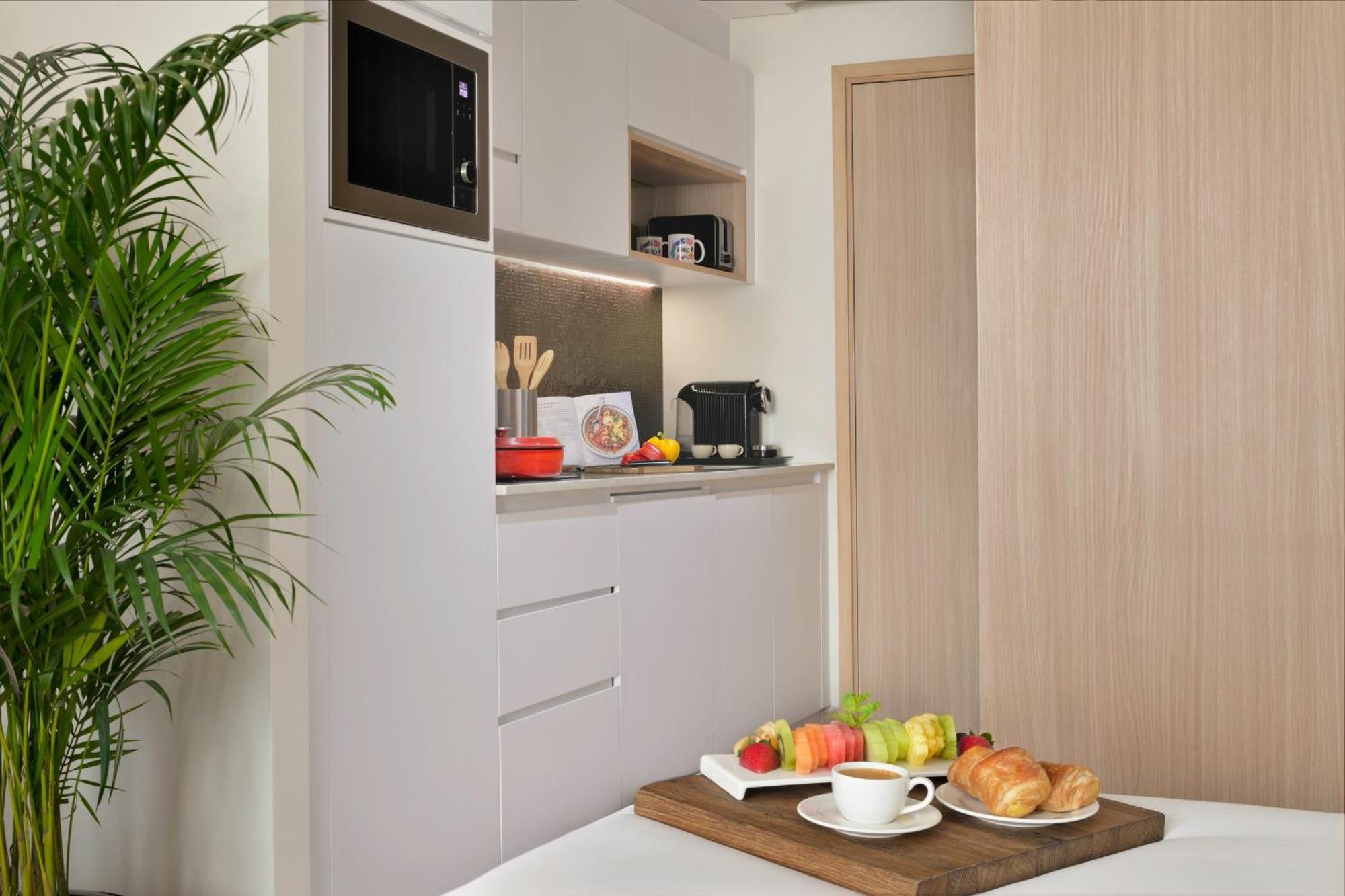 Deluxe Studio Apartment Private Beach Access