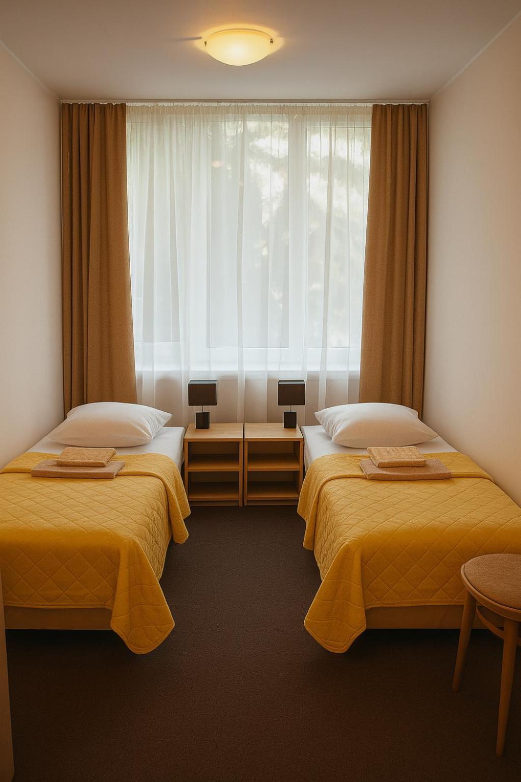 Pokój z 2 łóżkami pojedynczymi i prywatną łazienką