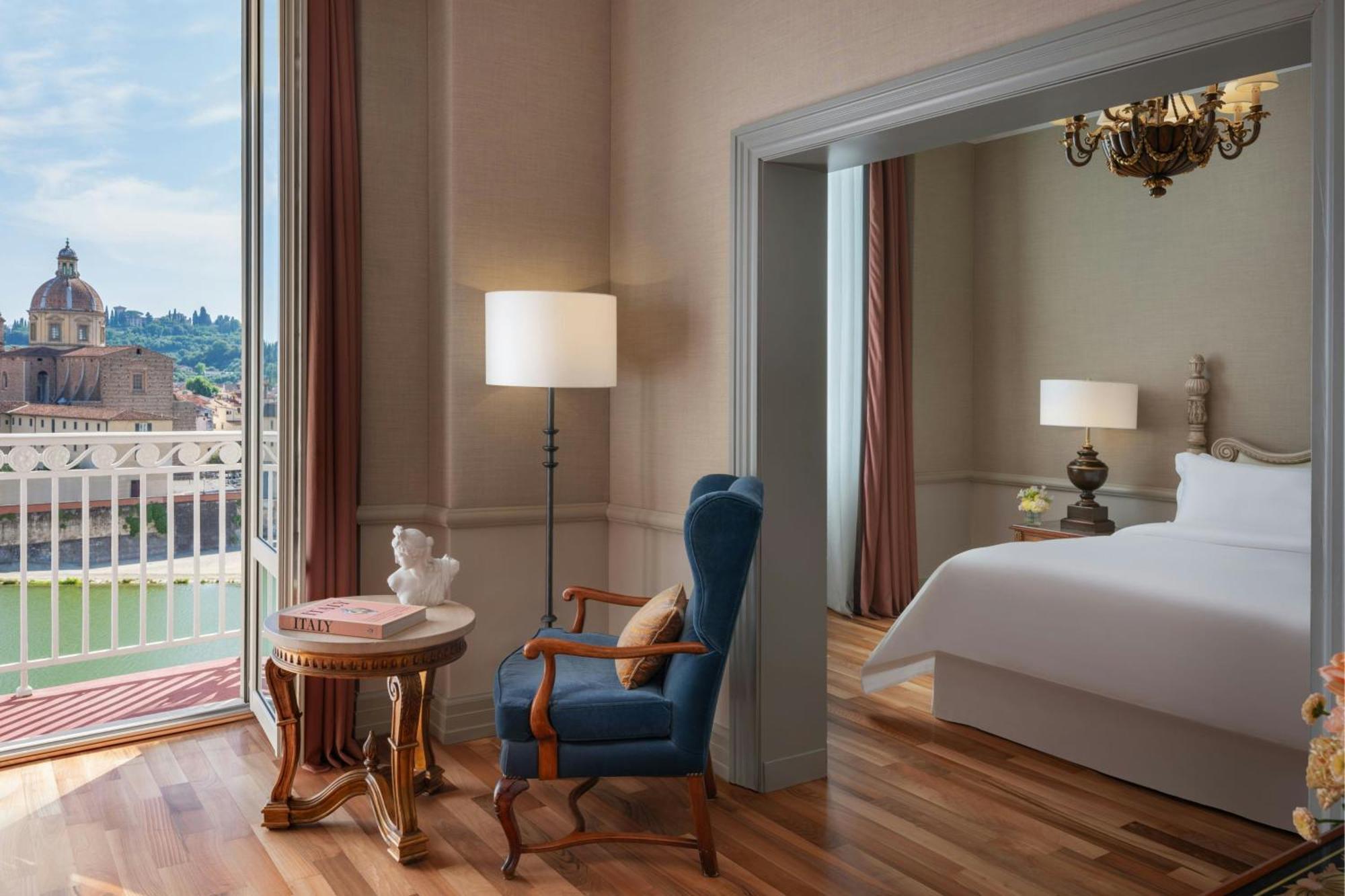 Apartament typu Junior Suite z łóżkiem typu king-size i widokiem na rzekę