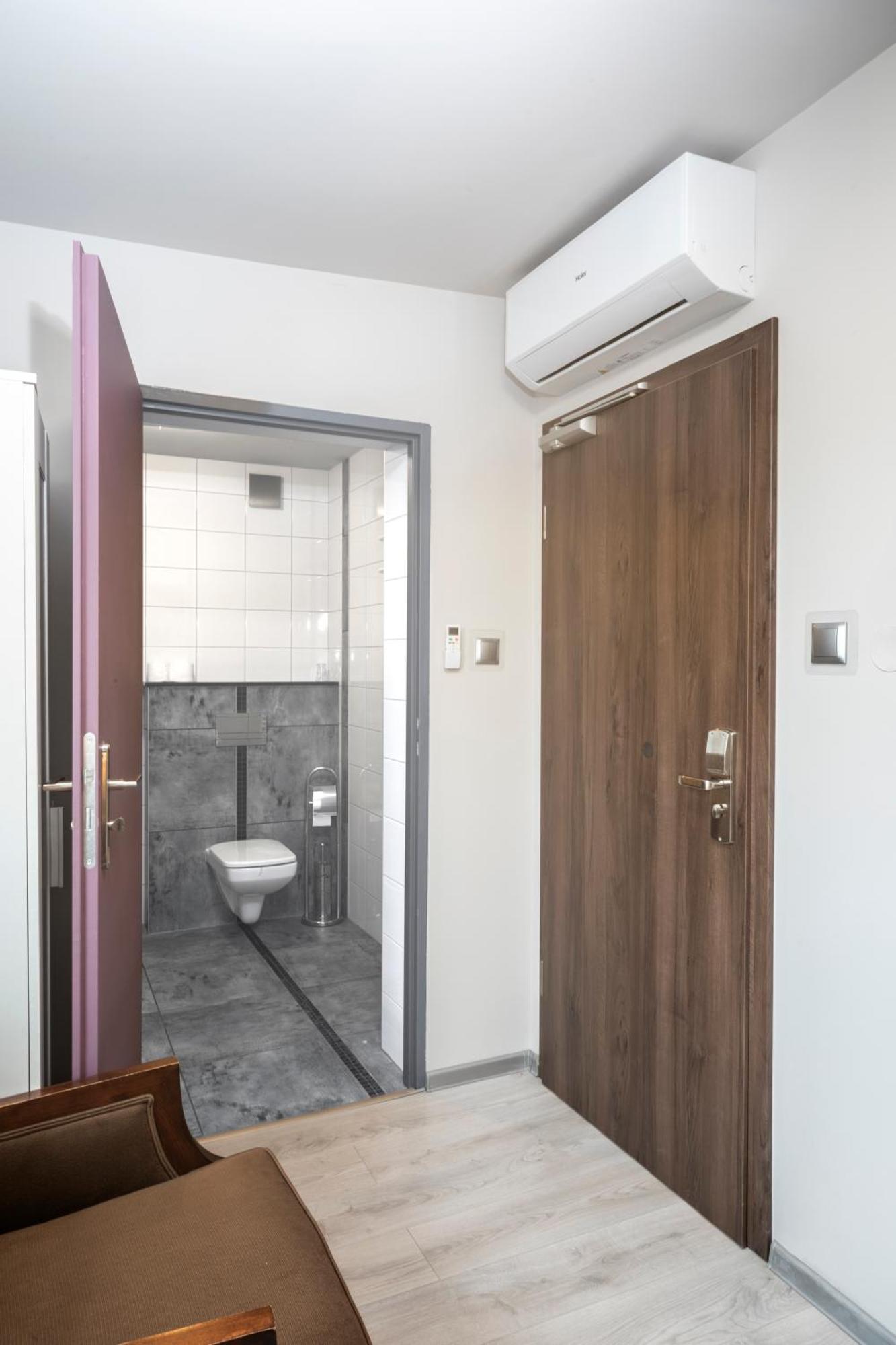 Single Room,1689899482:JPEG