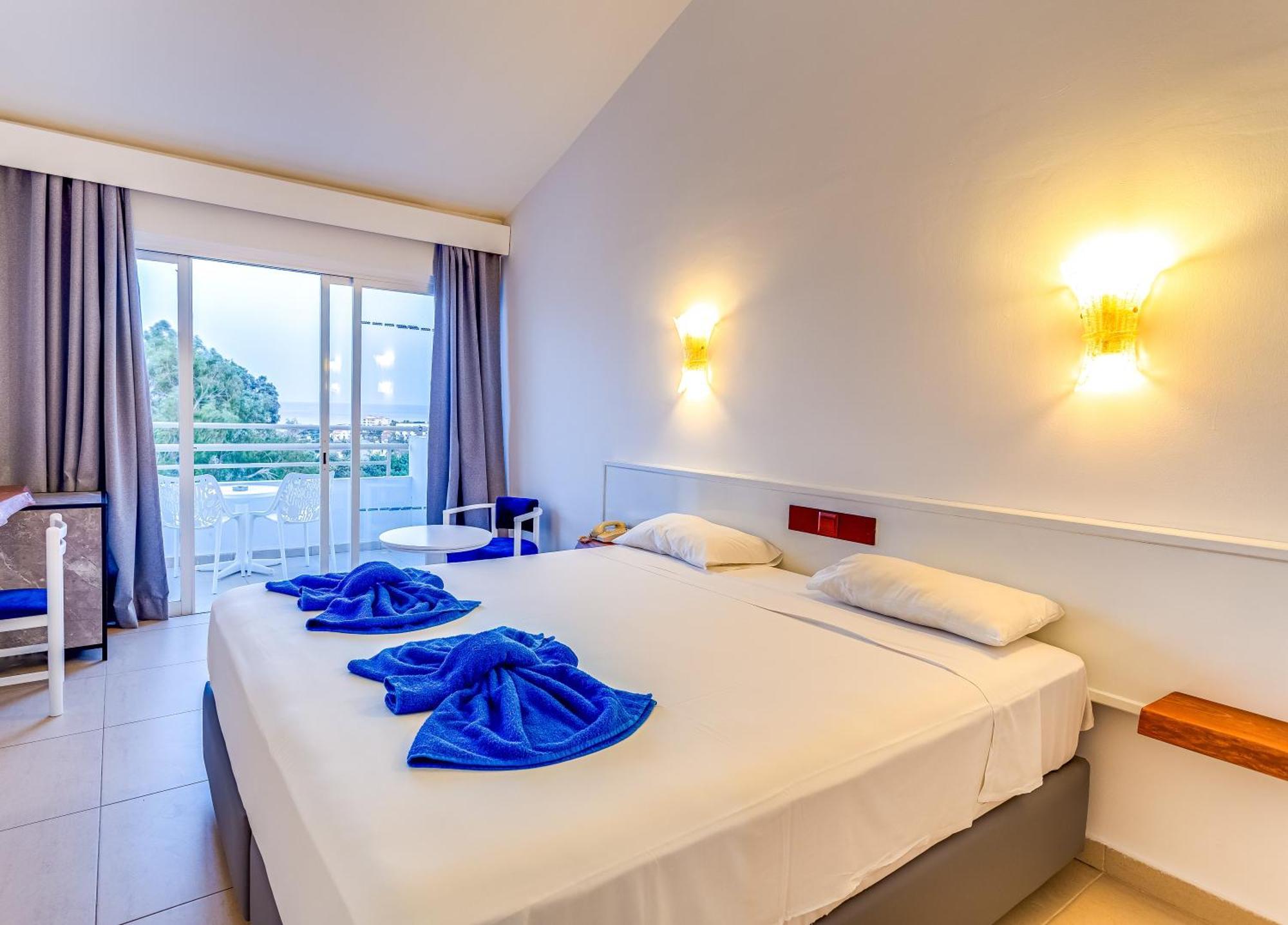 Triple Room Side Sea View