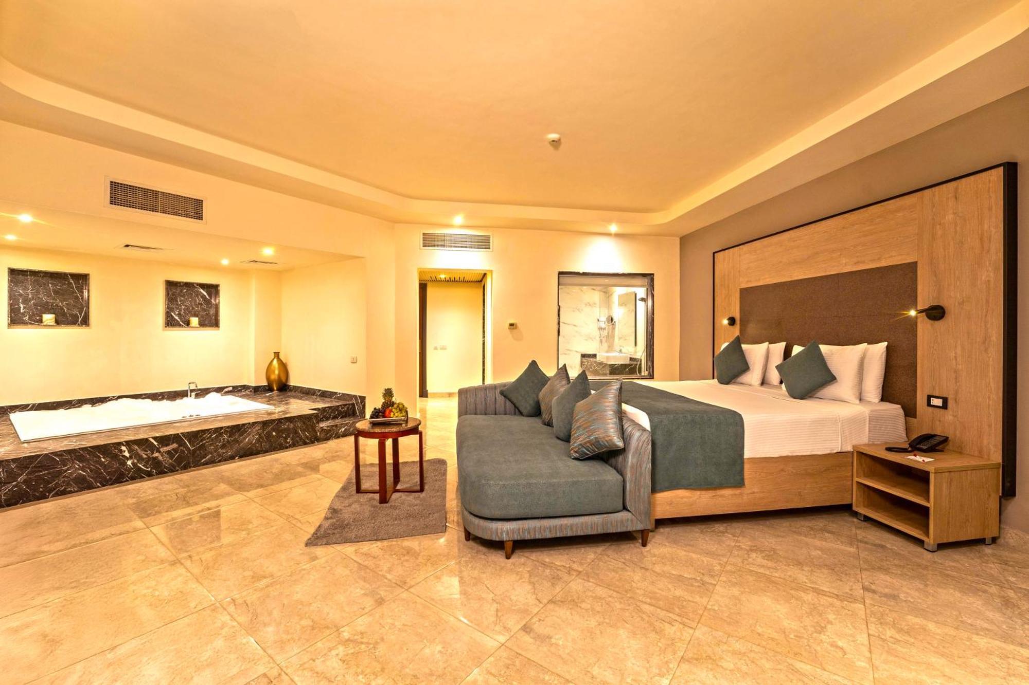 Deluxe Suite Spa Bath