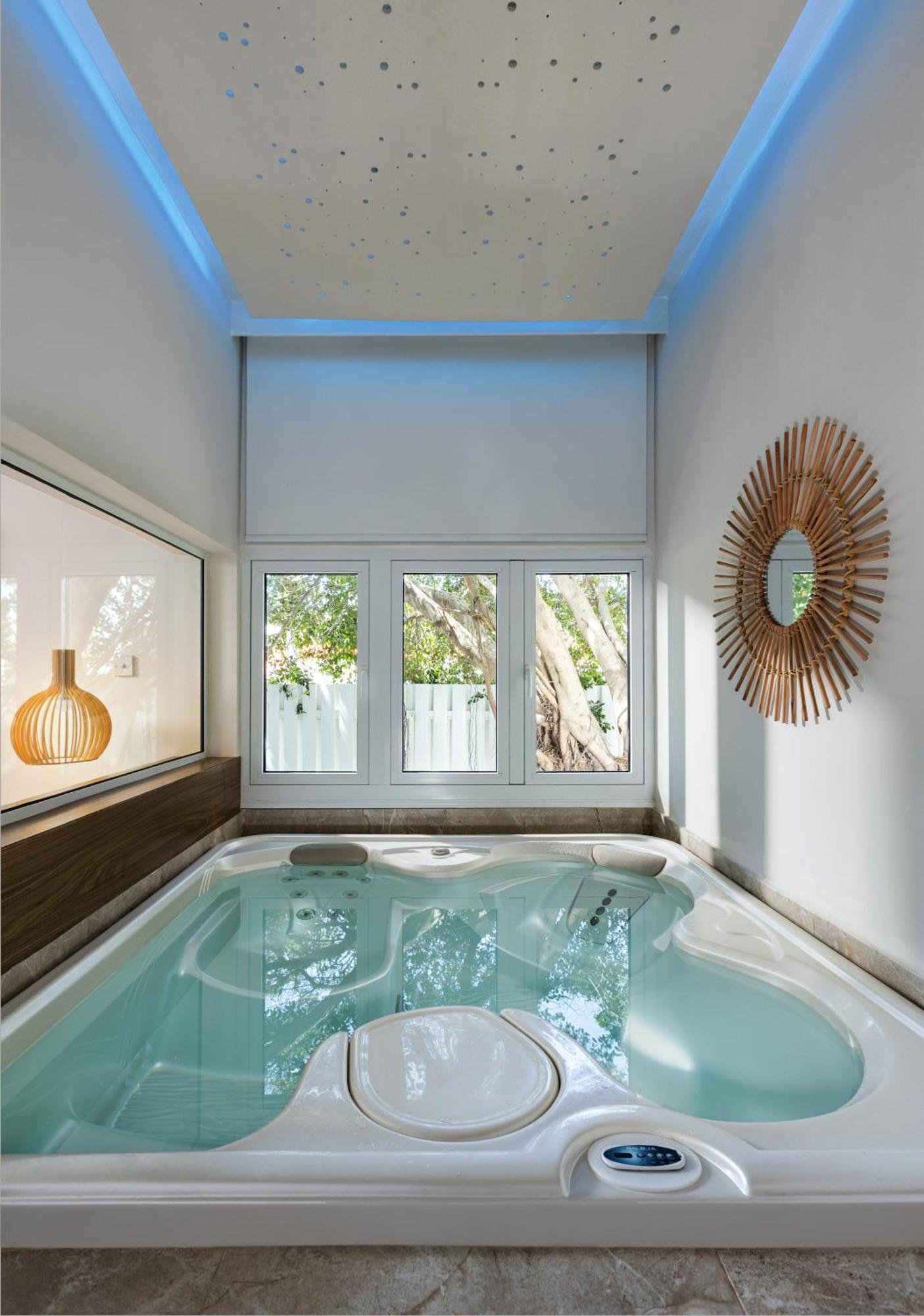 S1JP SPA One Bedroom Suite Jacuzzi Pool View