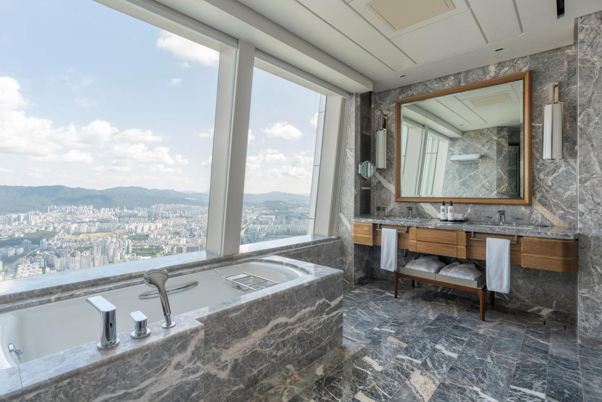 Premier Suite Twin Scenic Bath