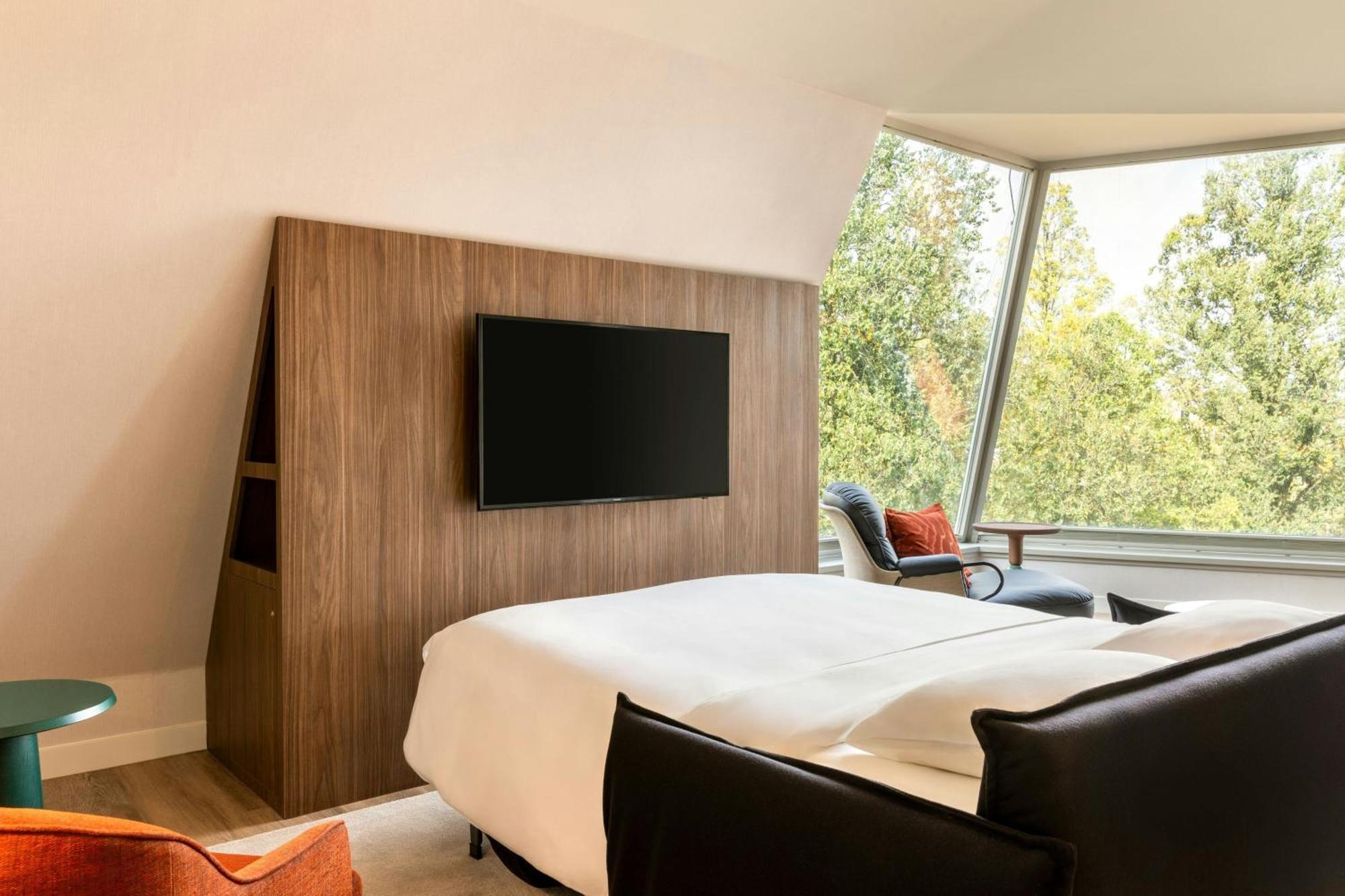 King Suite Sofa Bed Club Lounge Access