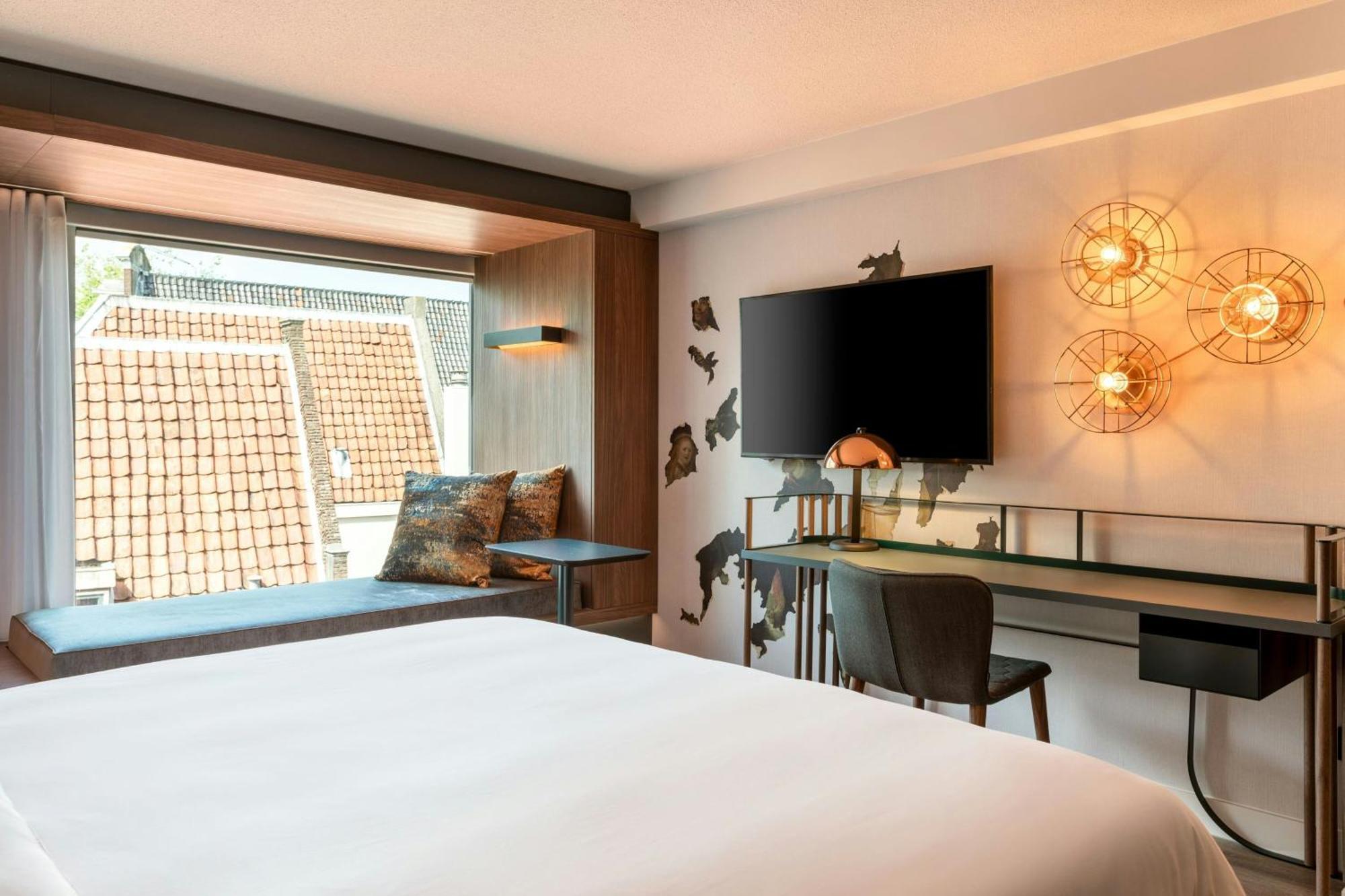 Executive Large Room Club Lounge Access