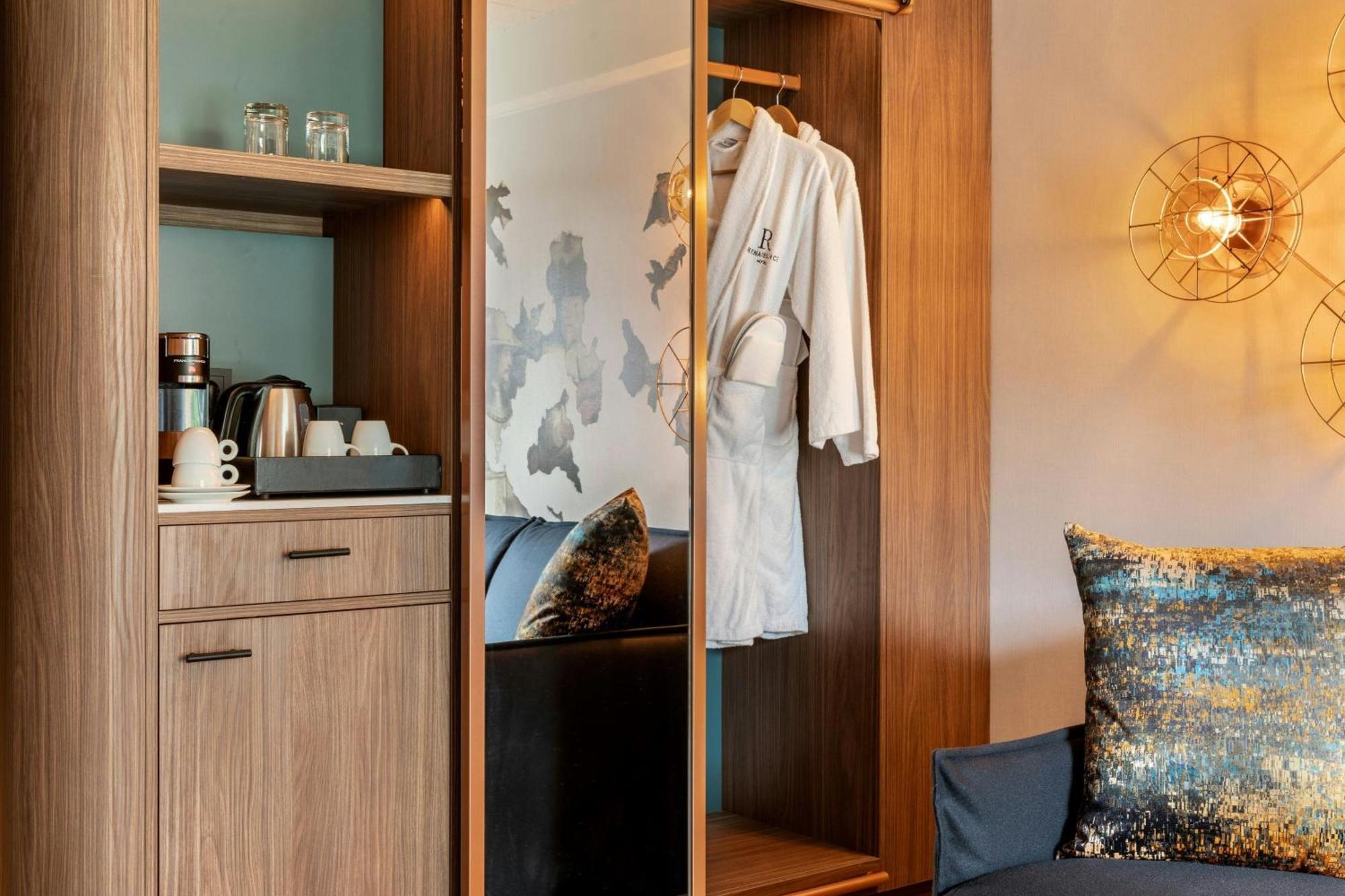 Larger Family Room Club Lounge Access
