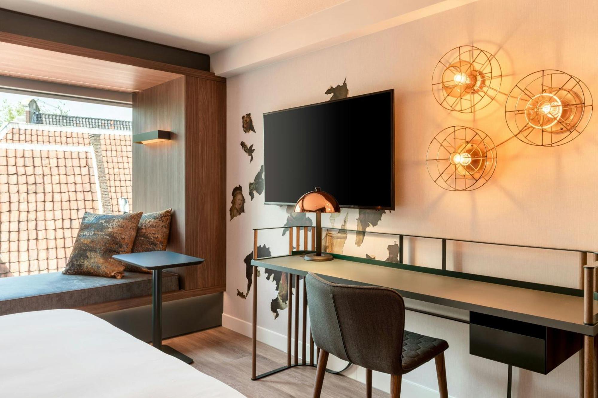 Executive Large Room Club Lounge Access