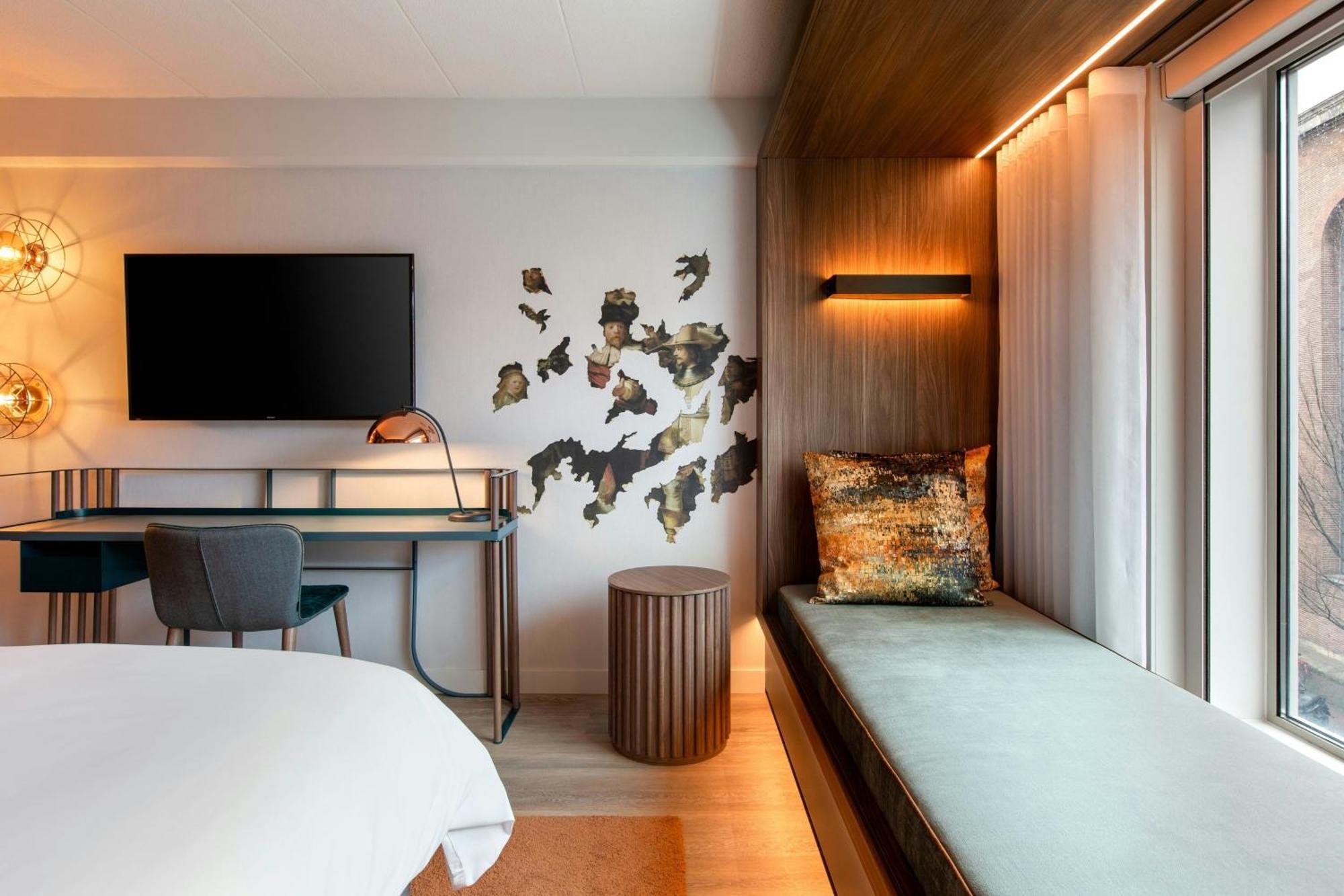 Deluxe King Room City View