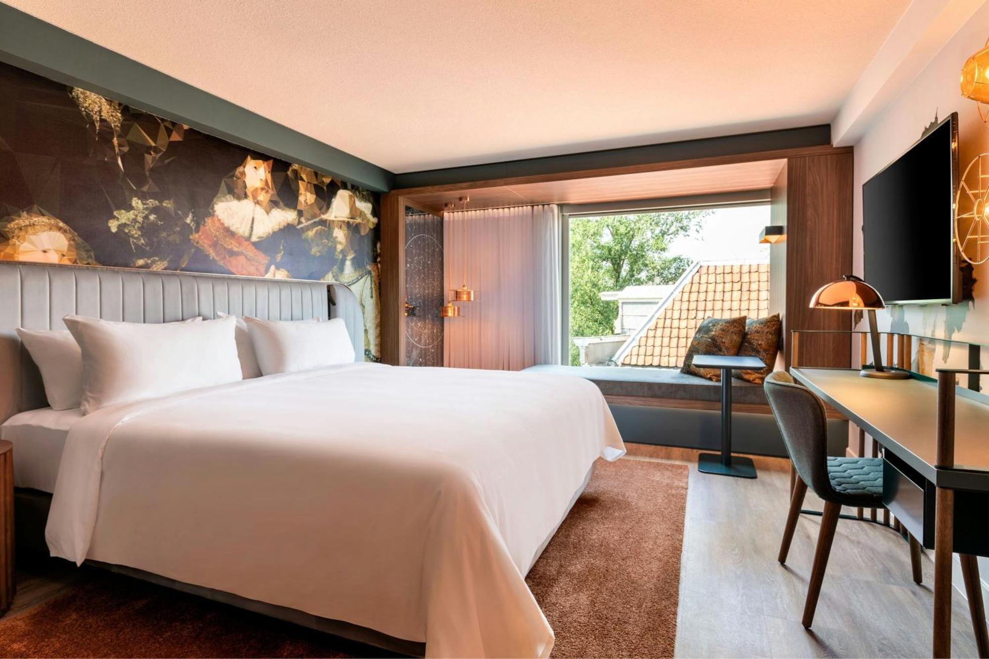 Executive Large Room Club Lounge Access