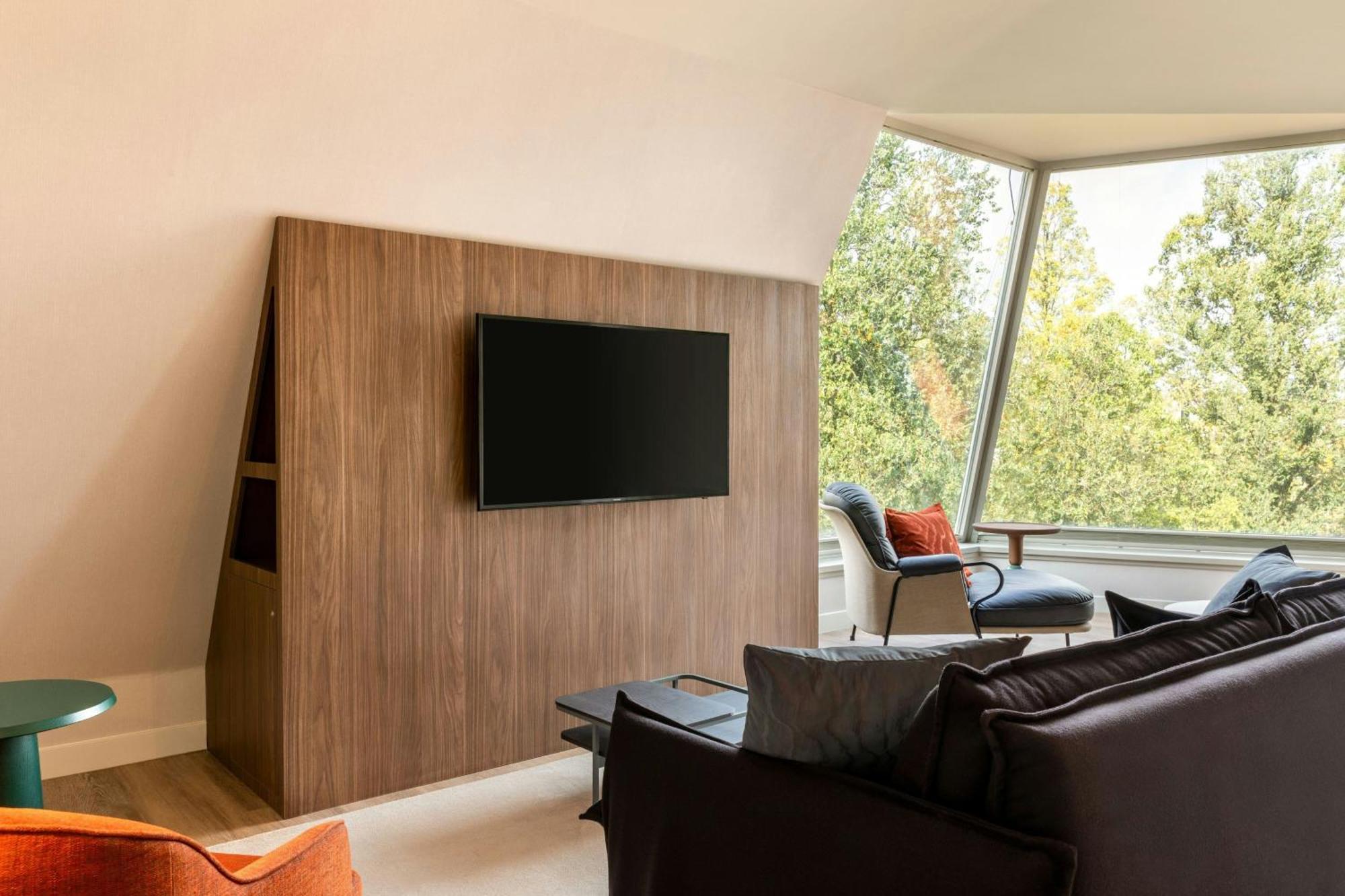 King Suite Sofa Bed Club Lounge Access