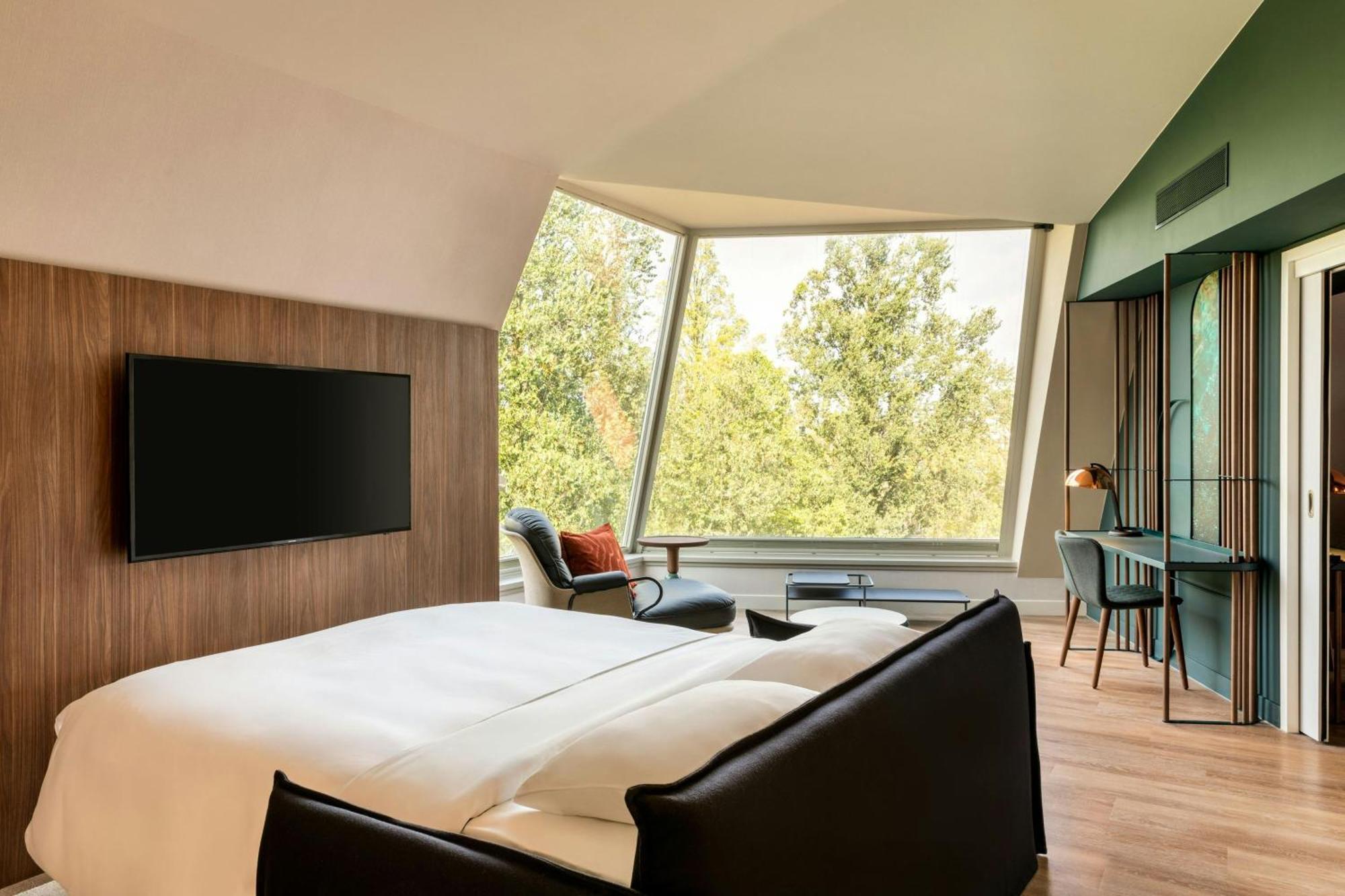 King Suite Sofa Bed Club Lounge Access