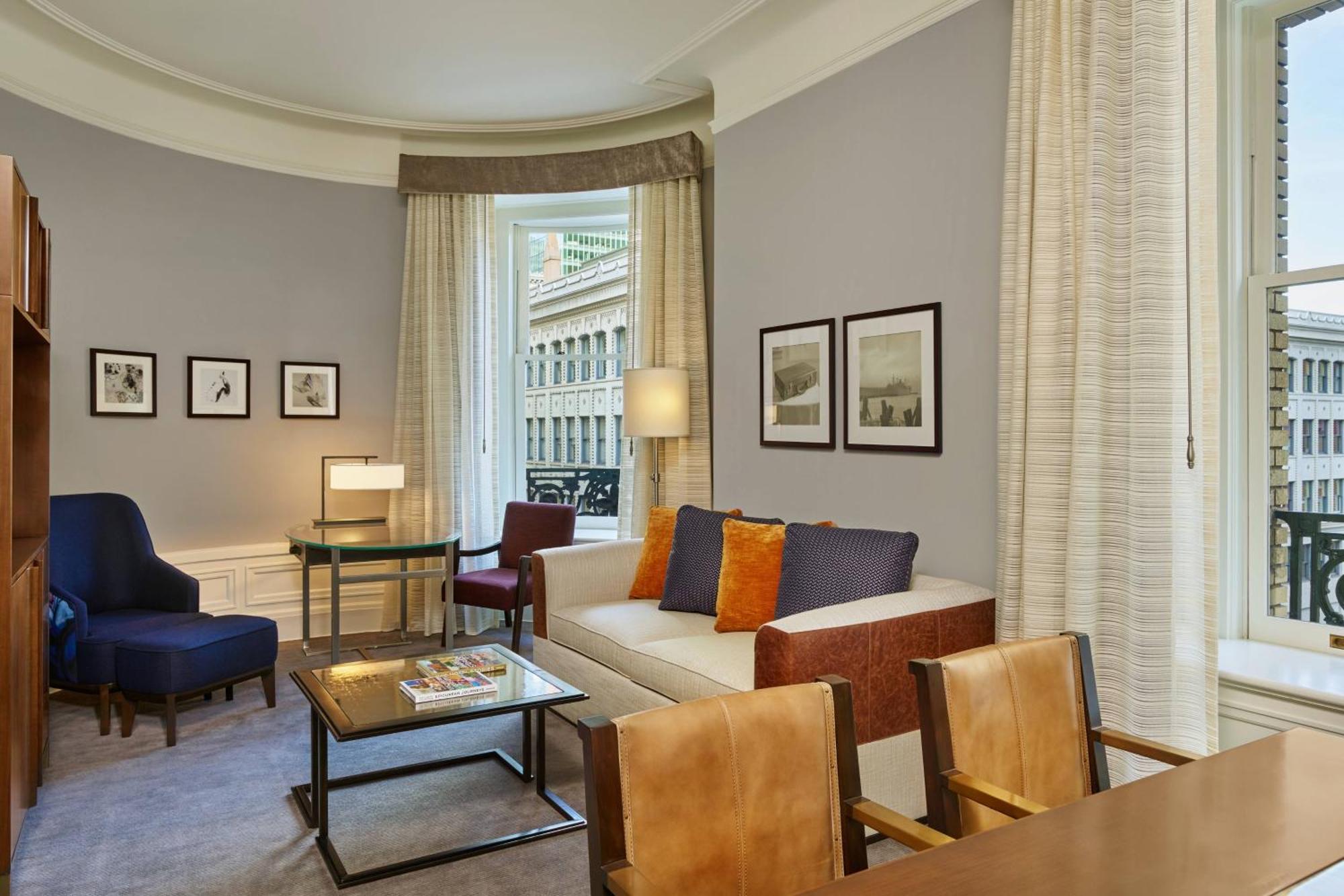 Apartament dwupokojowy typu Deluxe Suite z 1 sypialnią z łóżkiem typu king-size i rozkładaną sofą