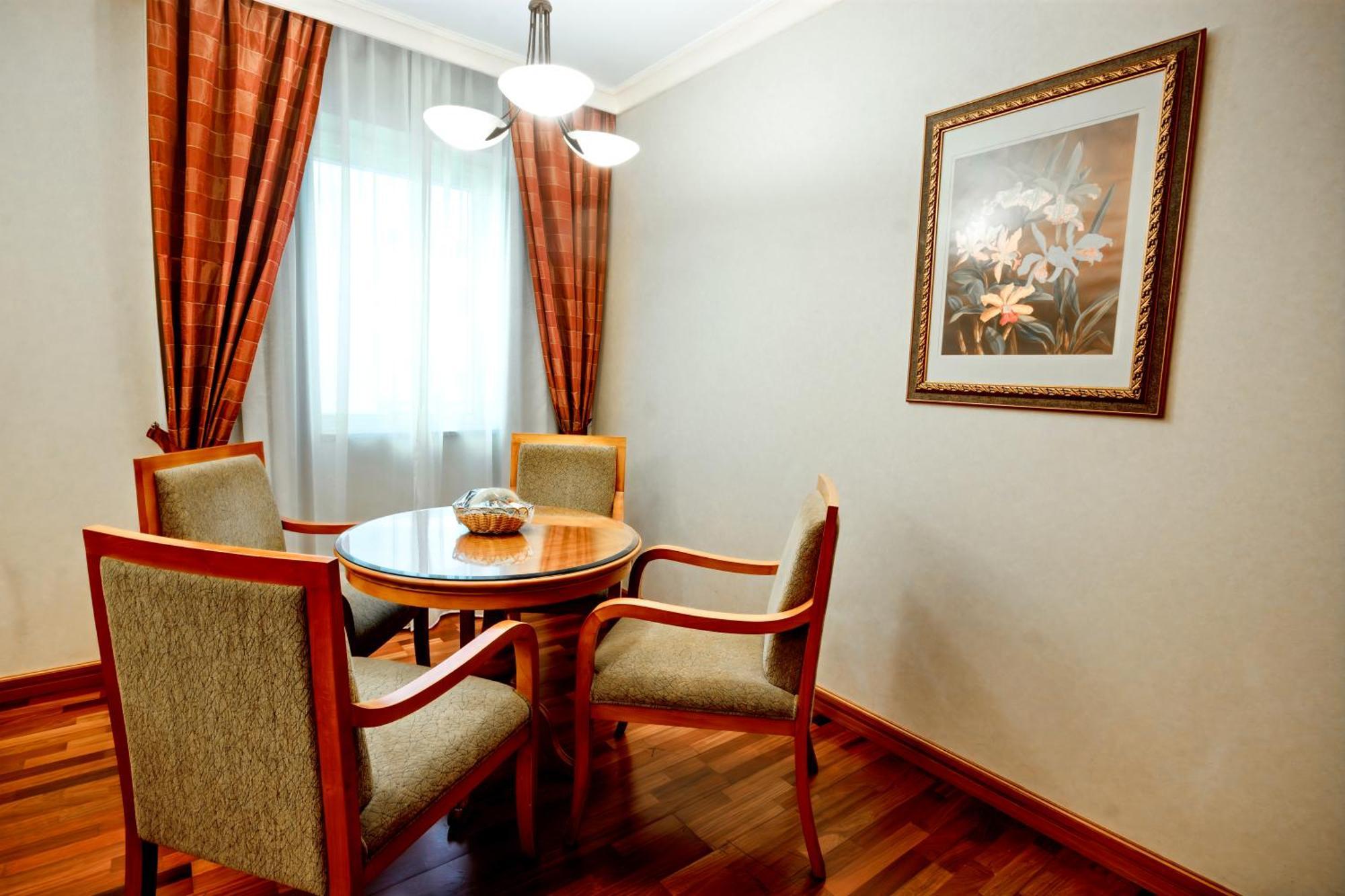 Avenue Suite