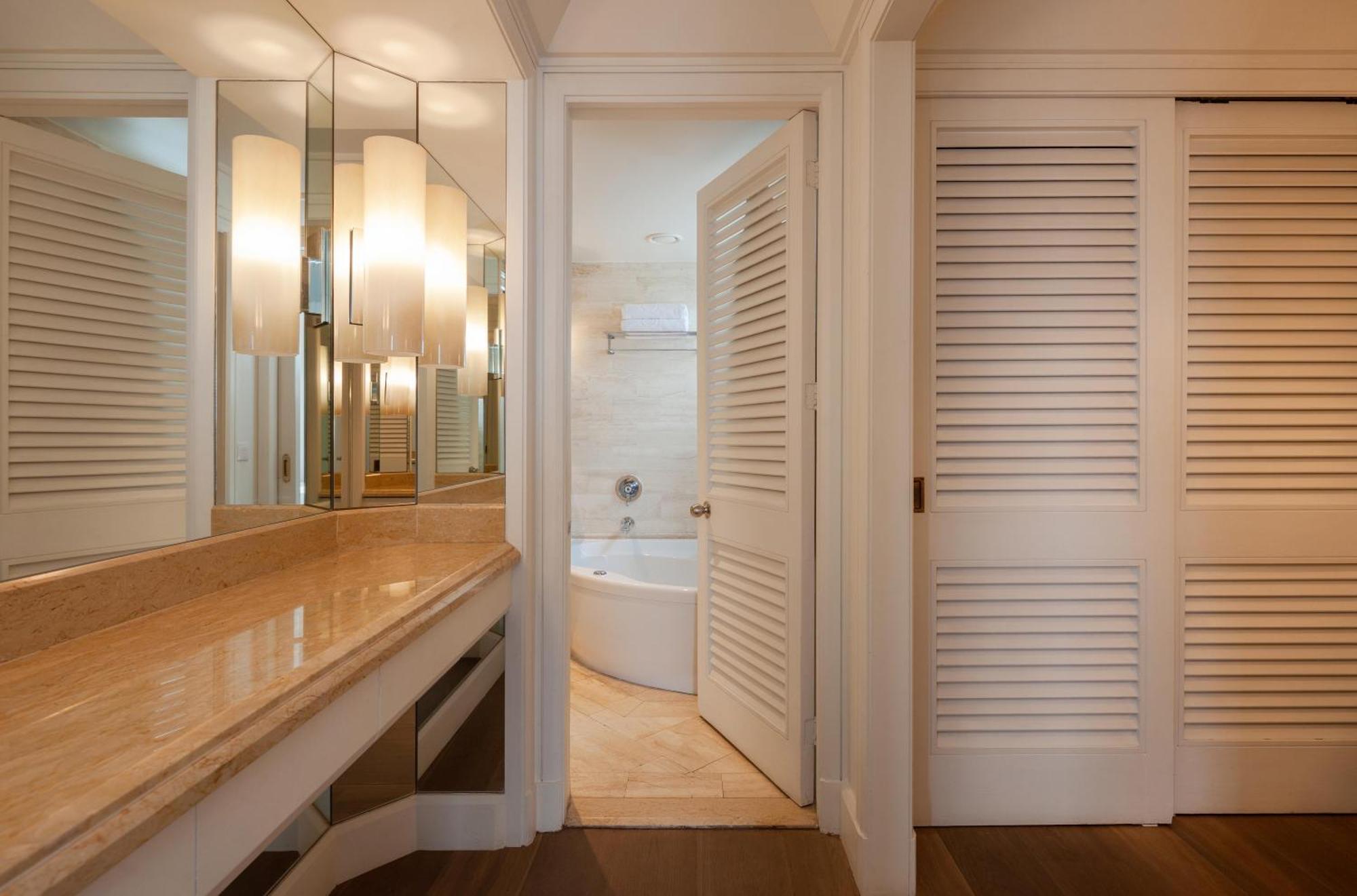 One Bedroom Sea View Deluxe Suite