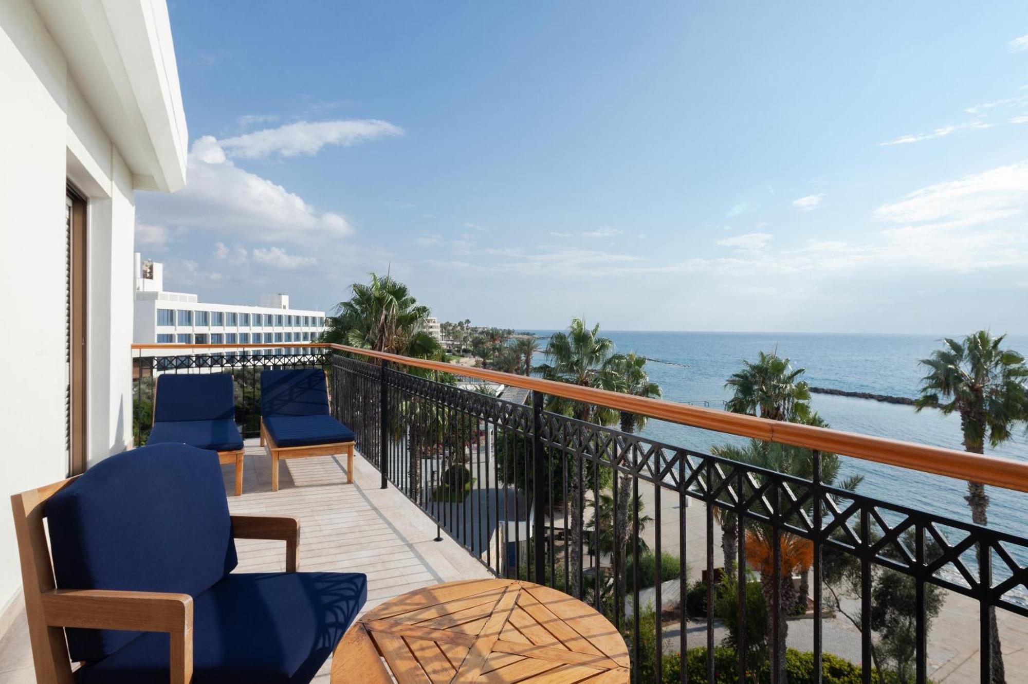 One Bedroom Sea View Deluxe Suite