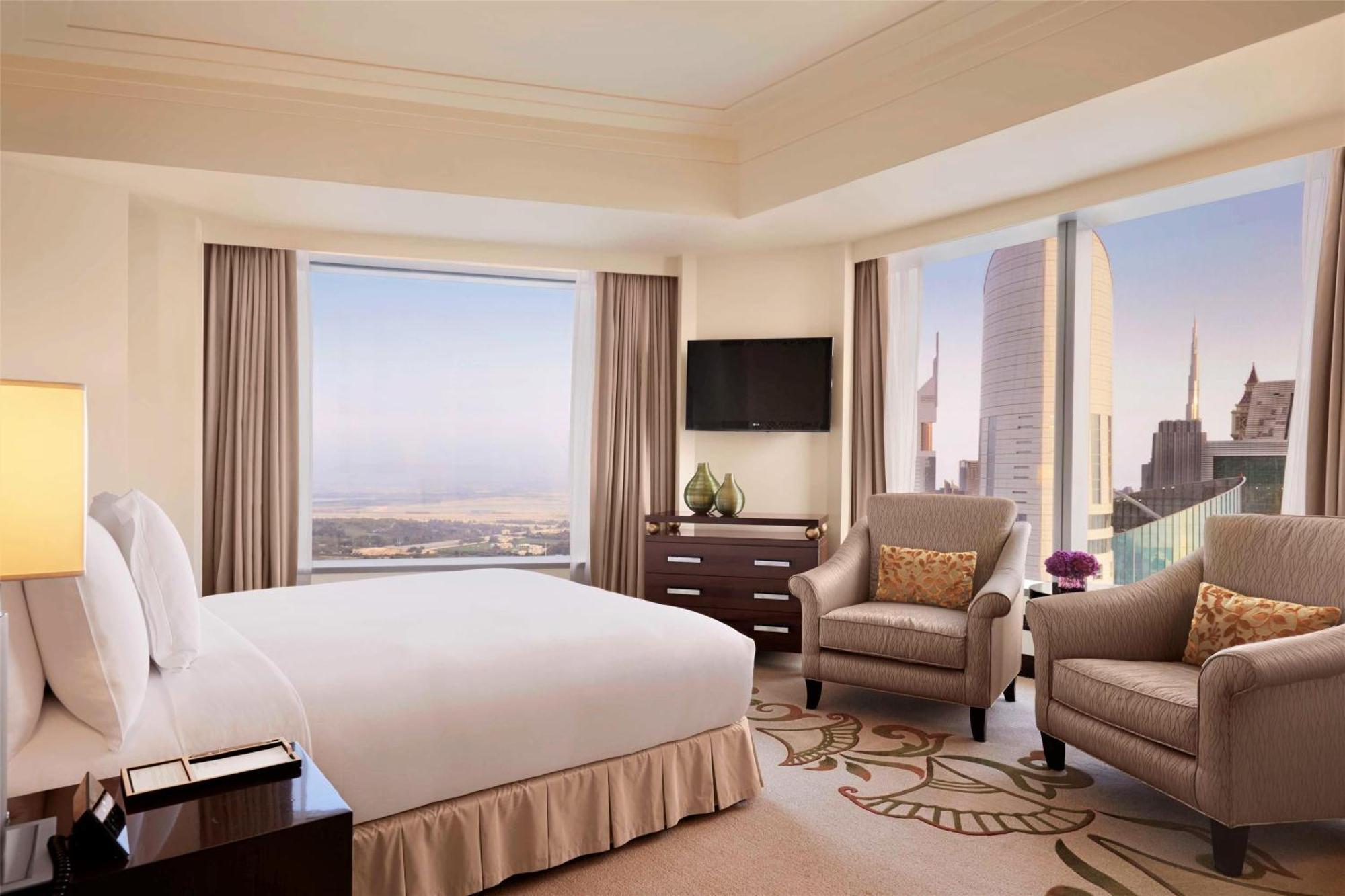 Deluxe King Suite Lounge Access