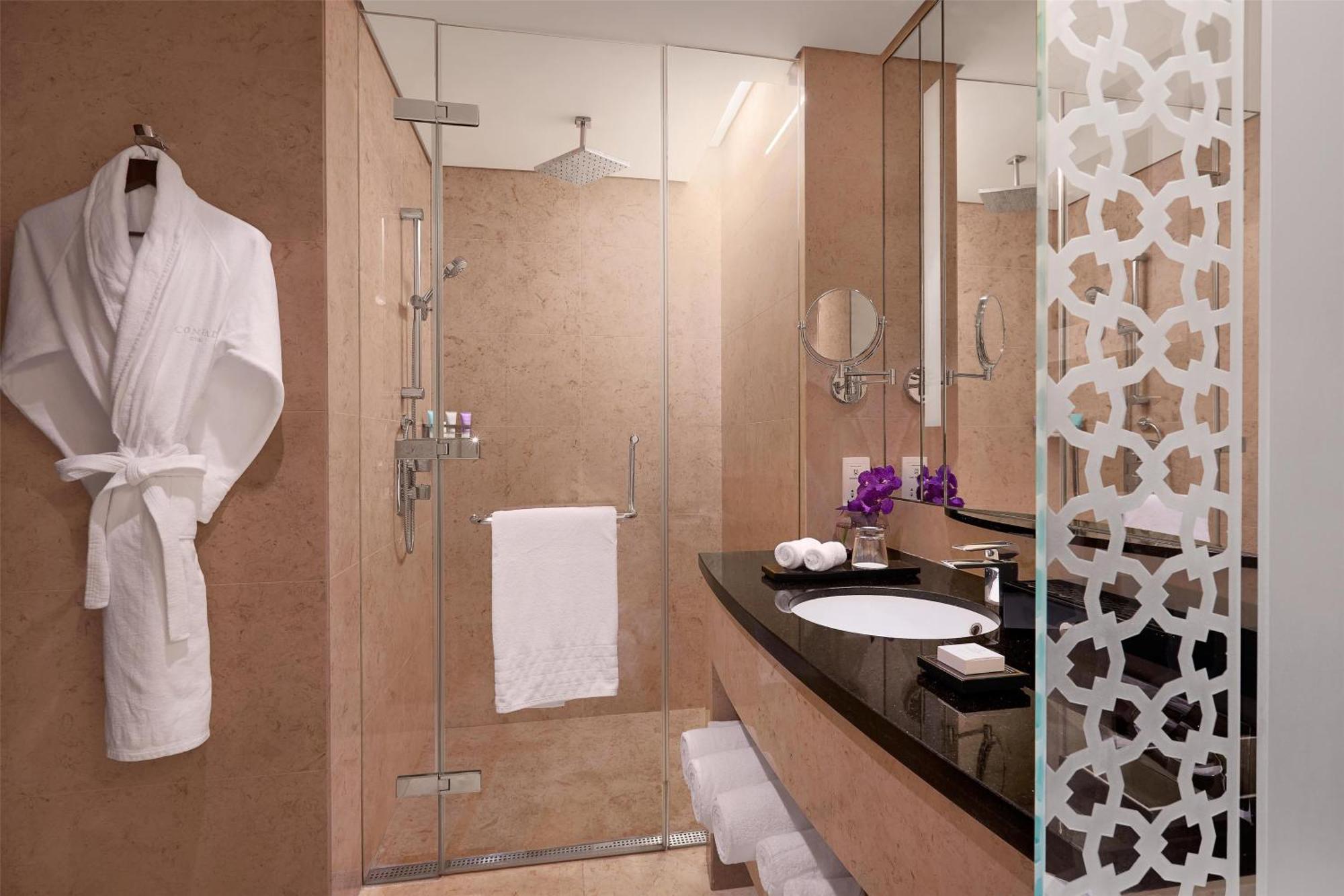 Deluxe King Suite Lounge Access