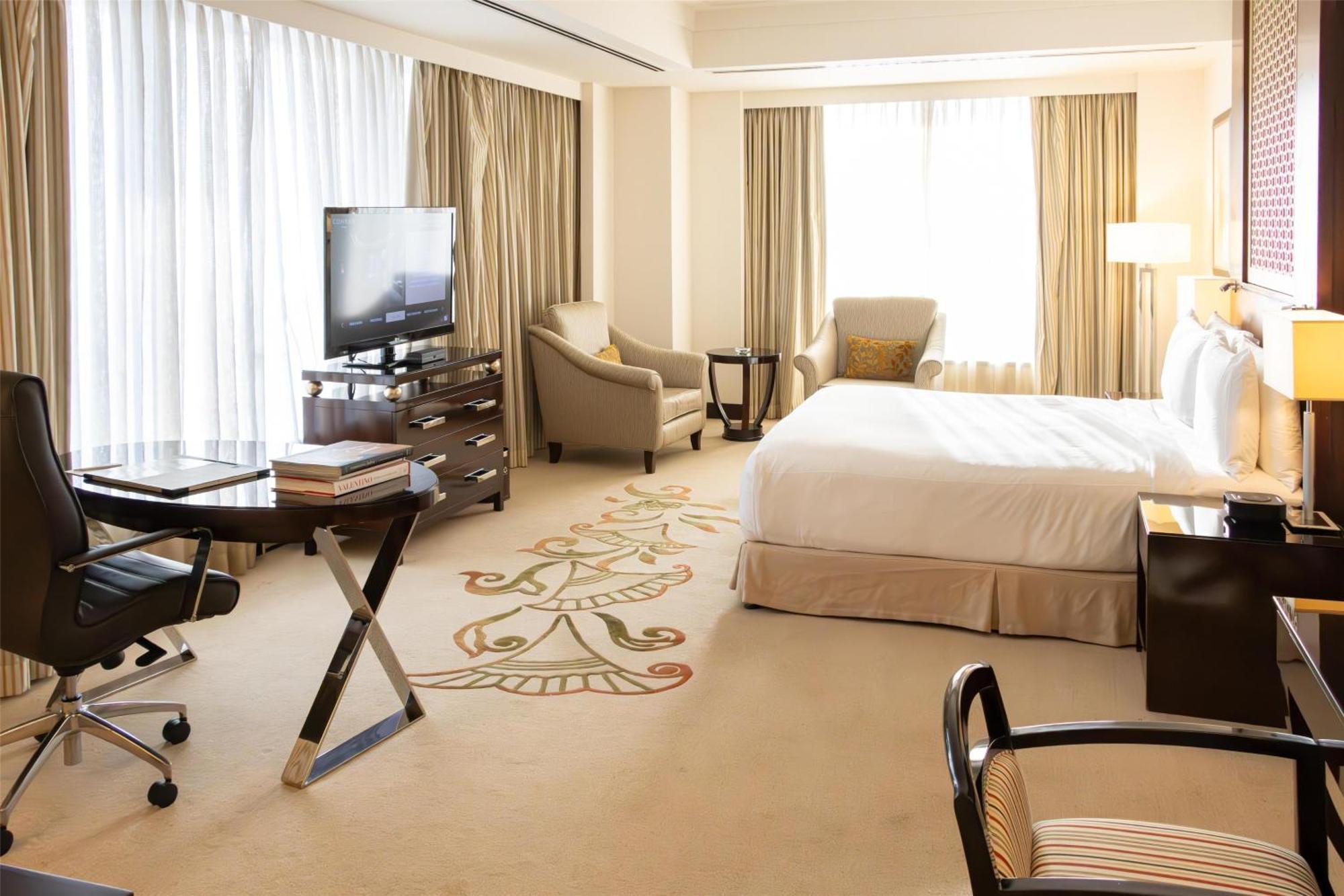 Deluxe King Suite Lounge Access