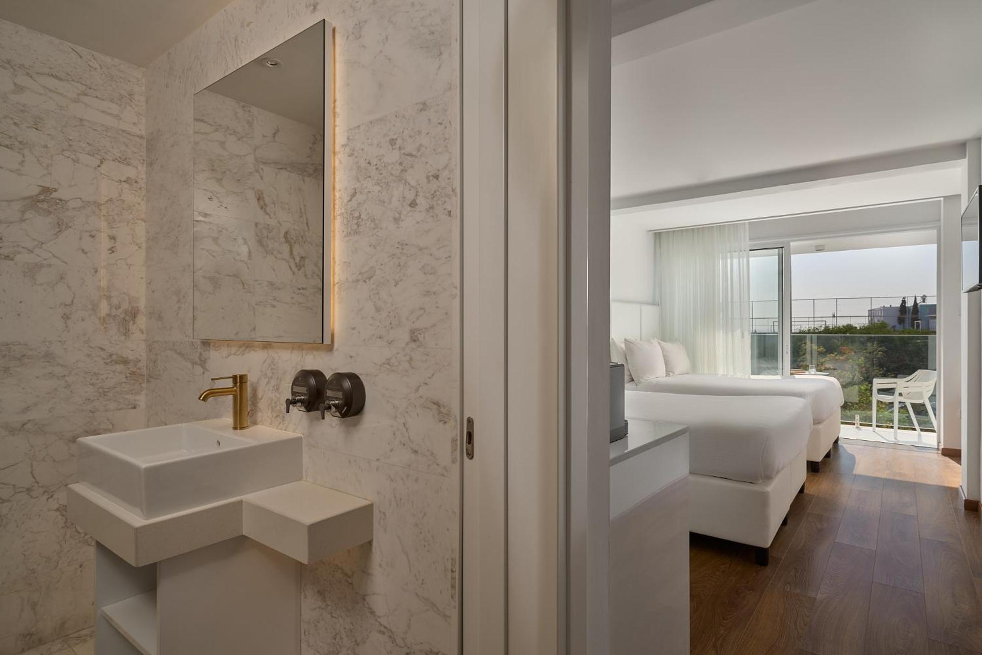 Deluxe Room Urban View Two King Beds