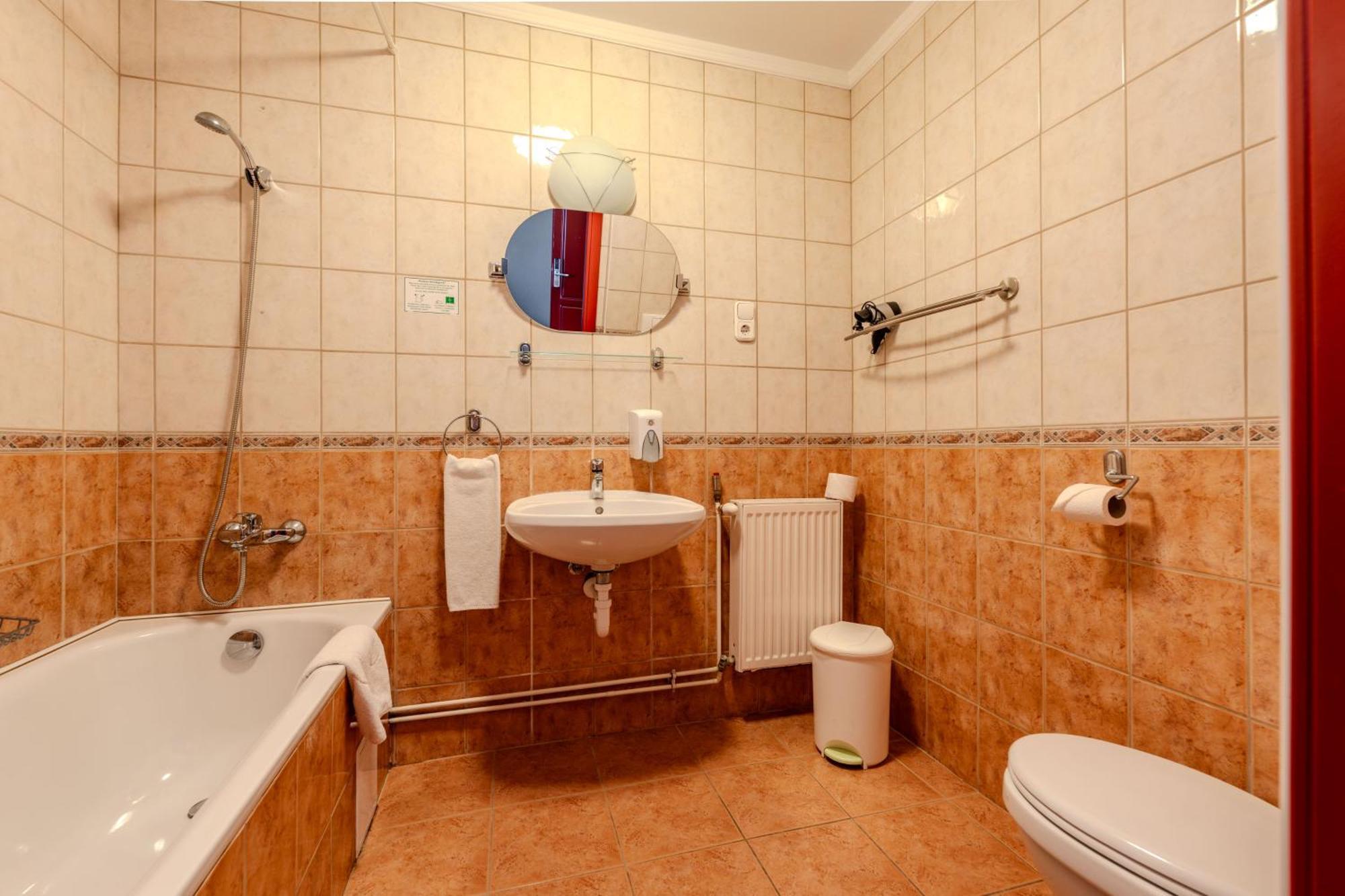 Triple Room,1698846305:JPEG