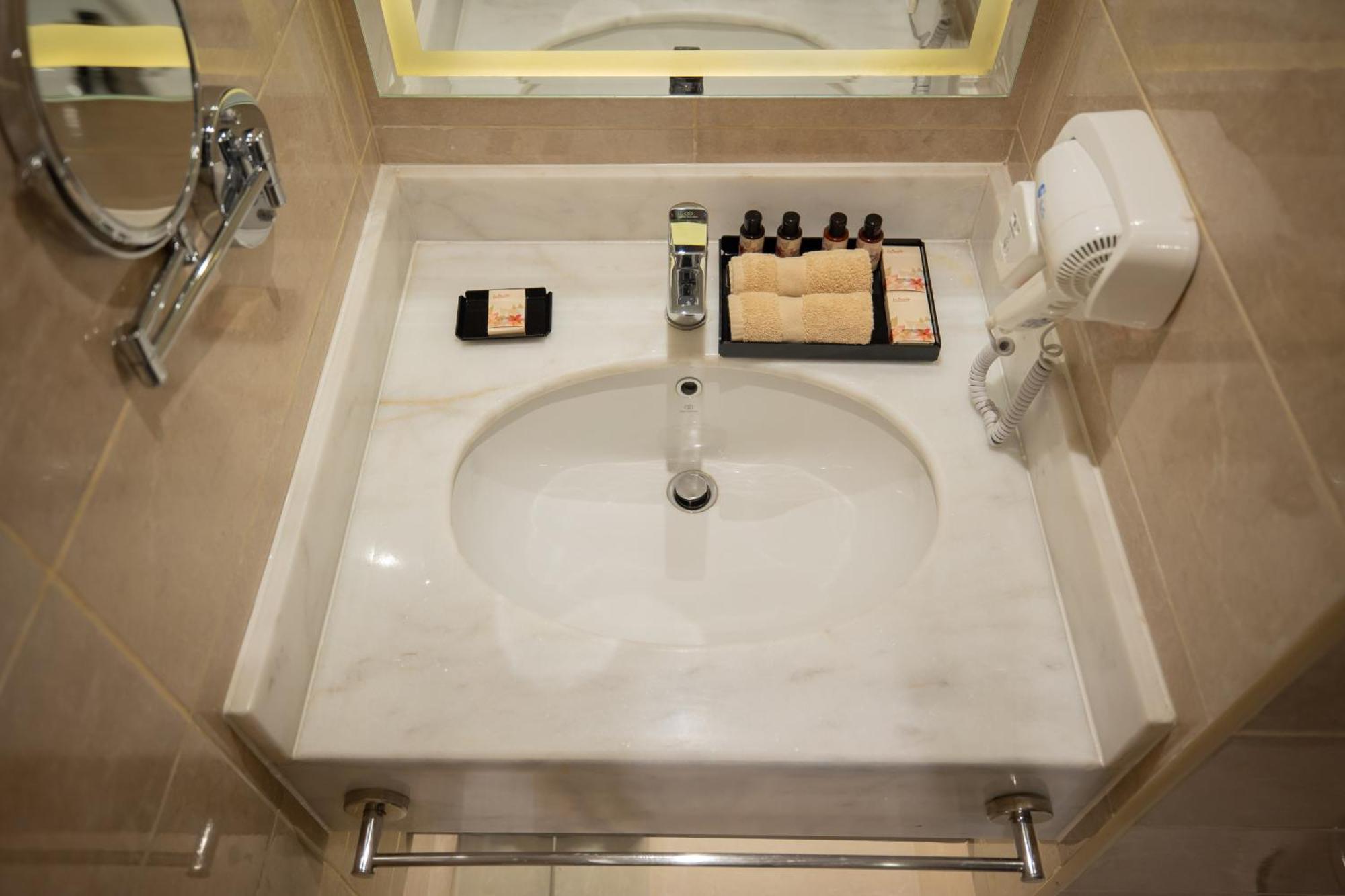 Premium Twin Room 24 or 7 Butler Lounge Access