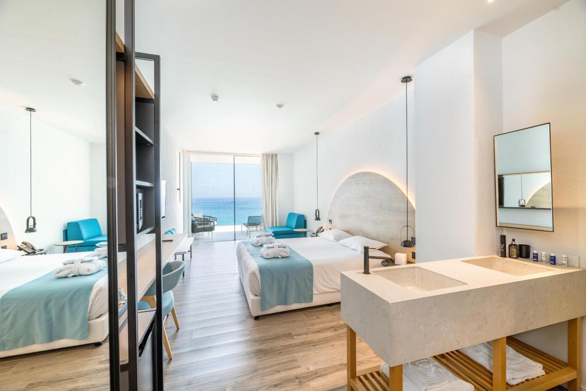Front Sea View Deluxe Suite