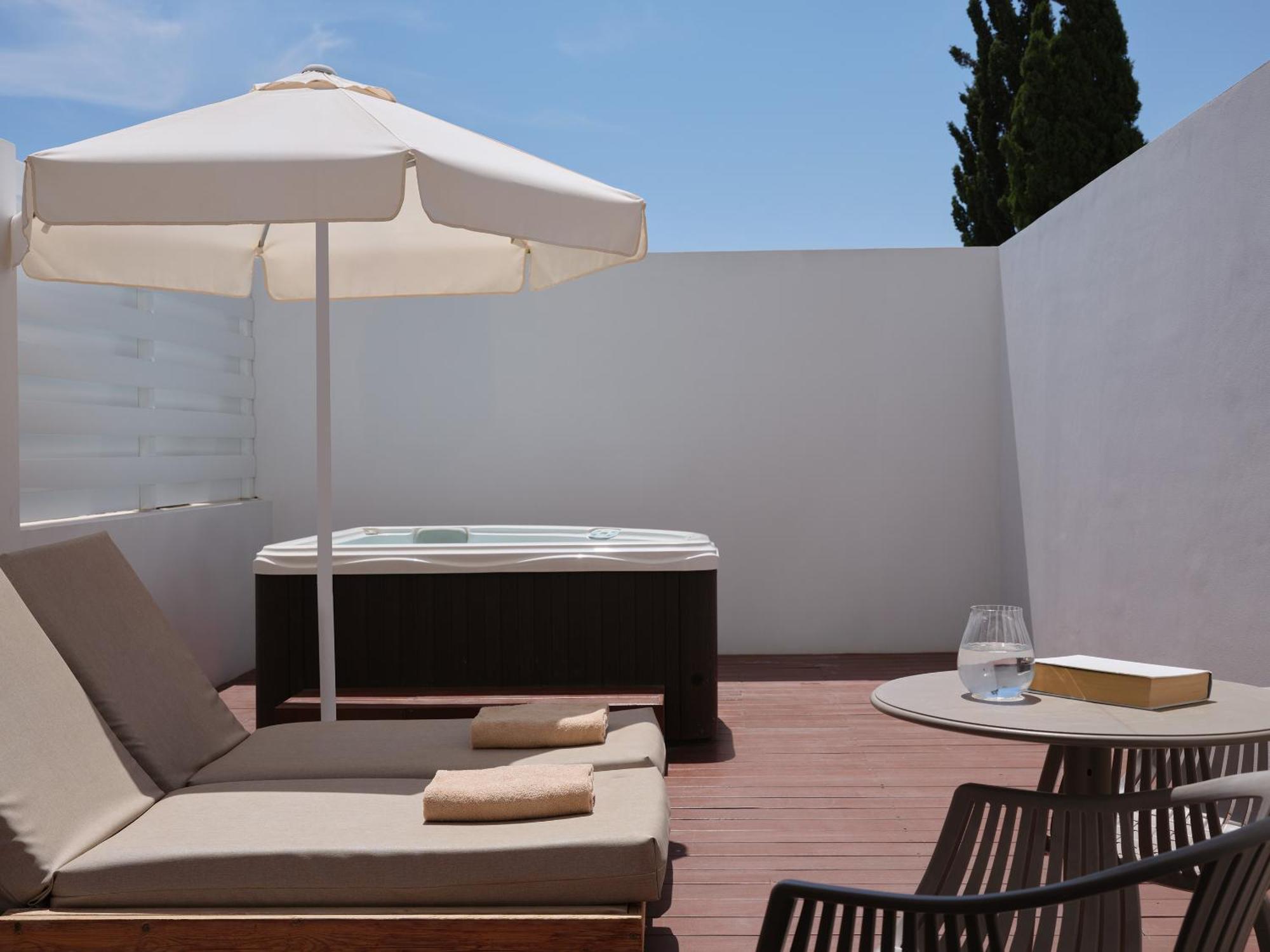 Superior Room Inland View Outdoor Whirlpool