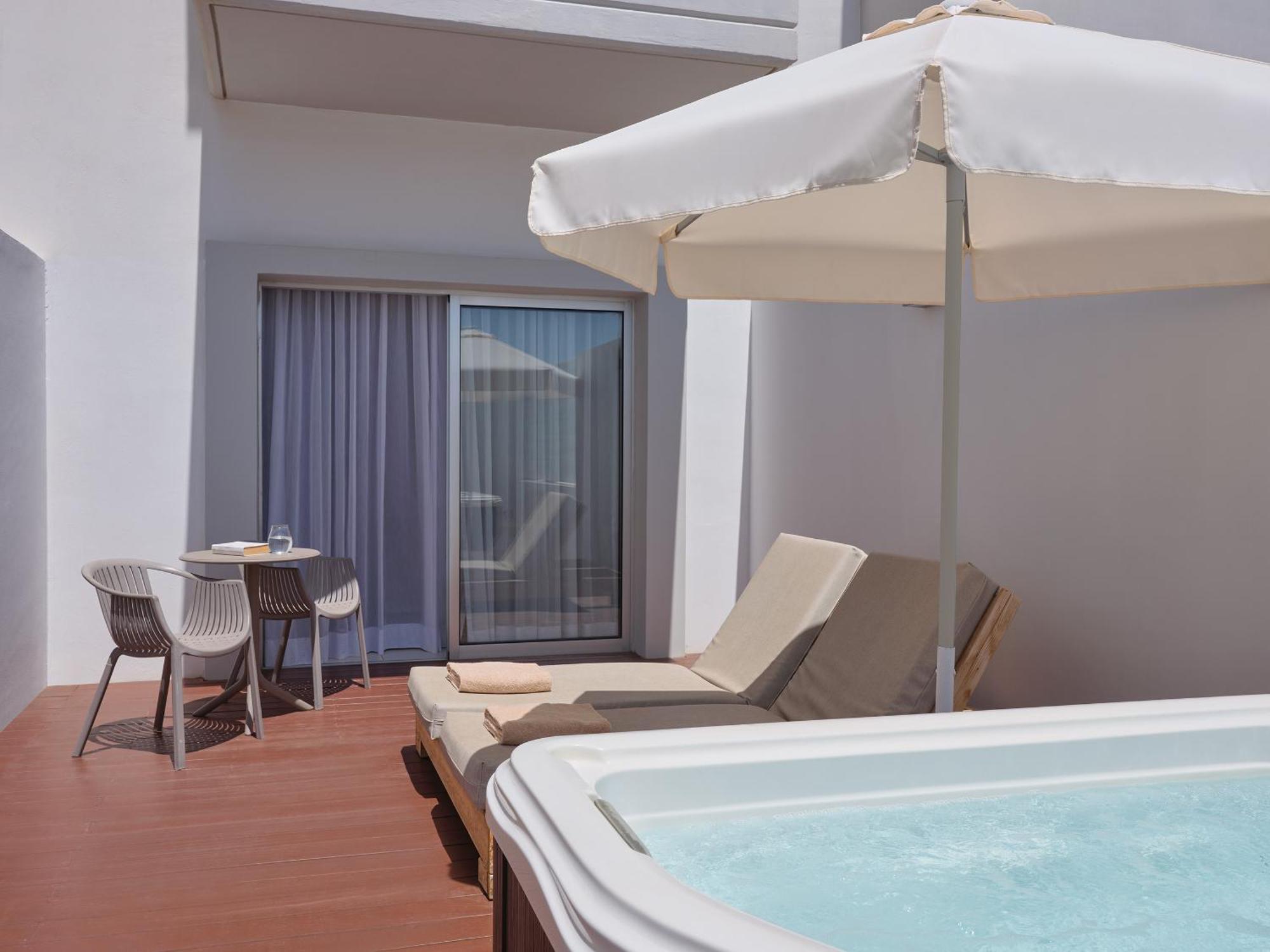 Superior Room Inland View Outdoor Whirlpool