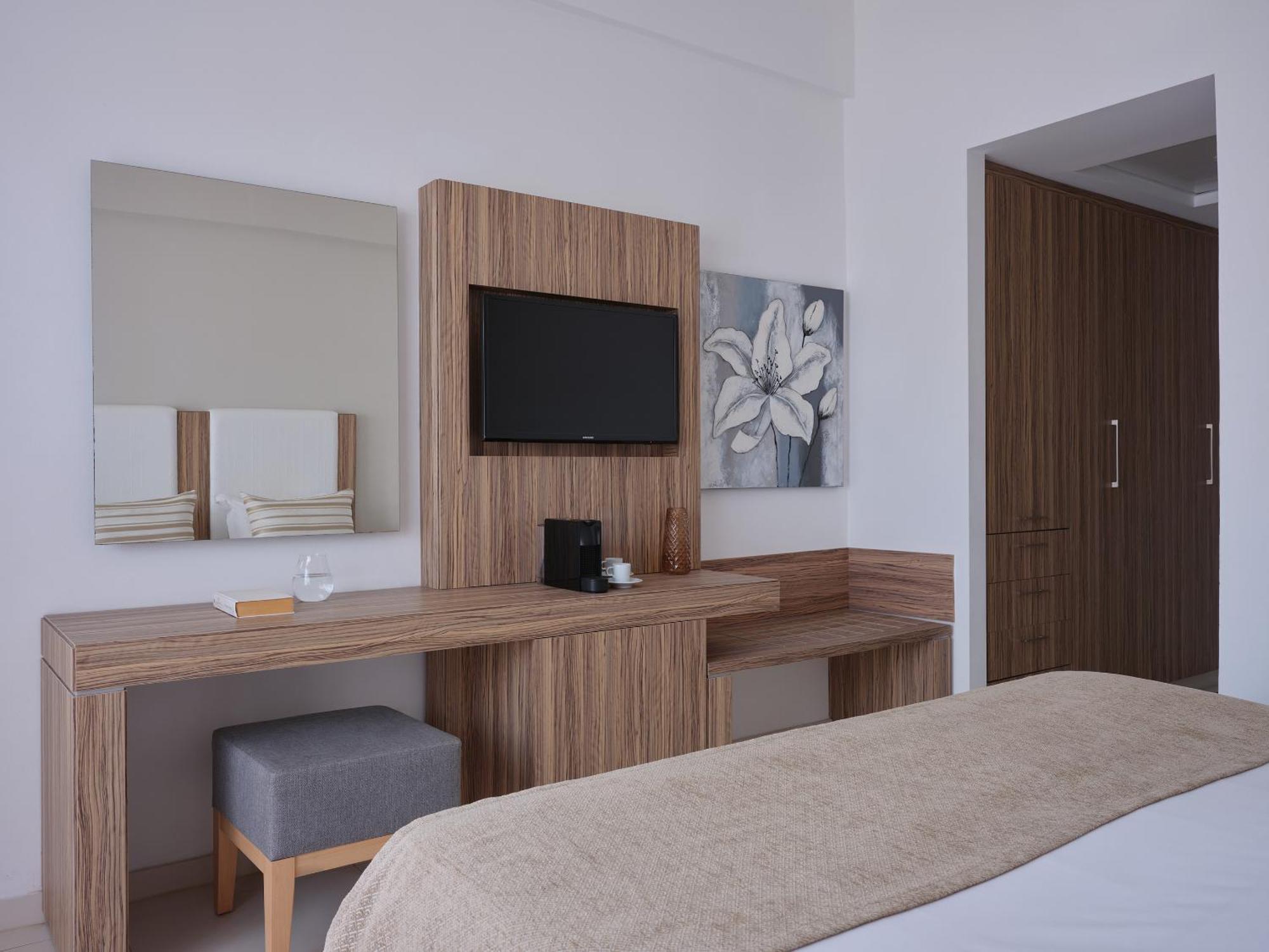 Superior Room Inland View Outdoor Whirlpool