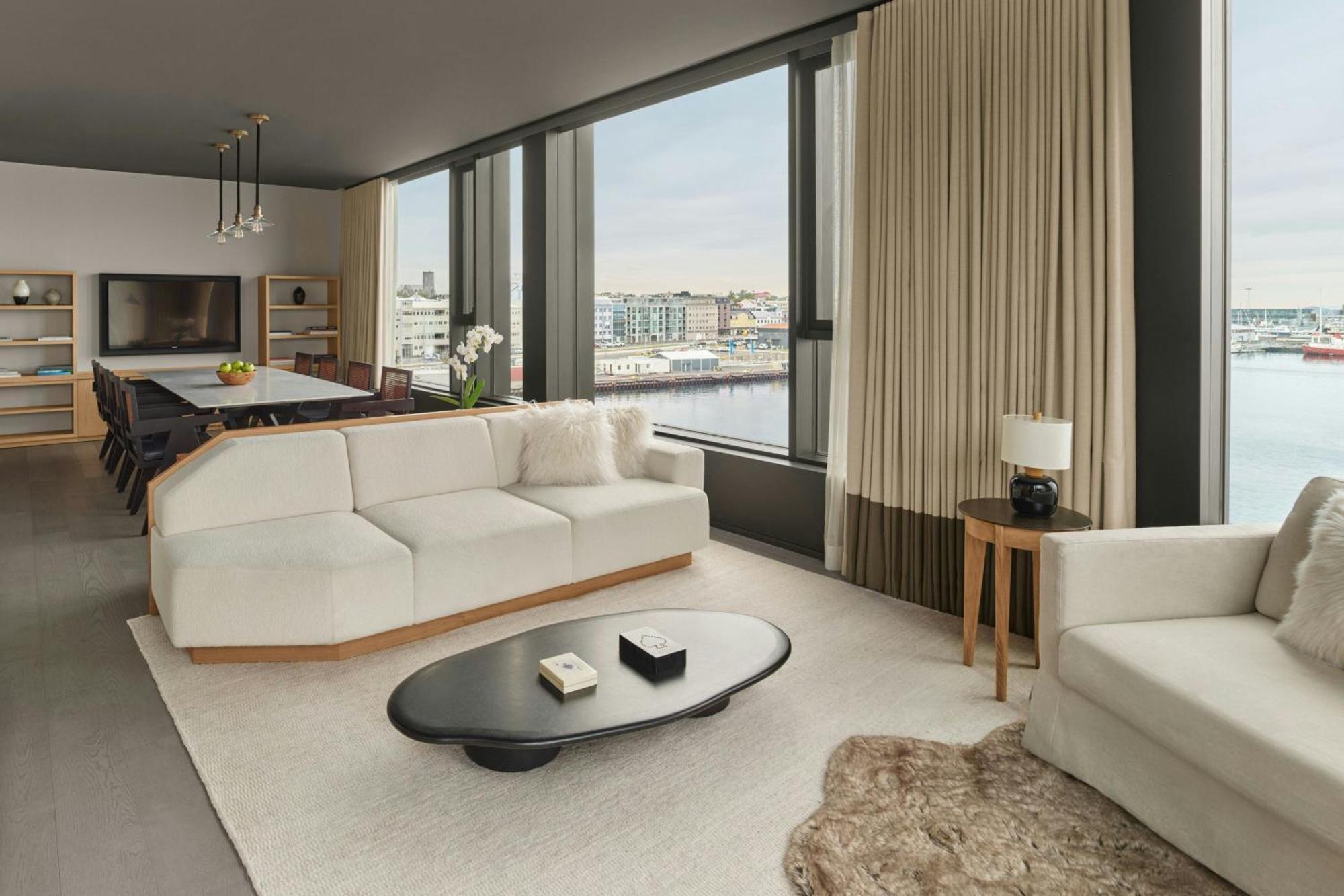 One-Bedroom Corner King Suite Harbour View