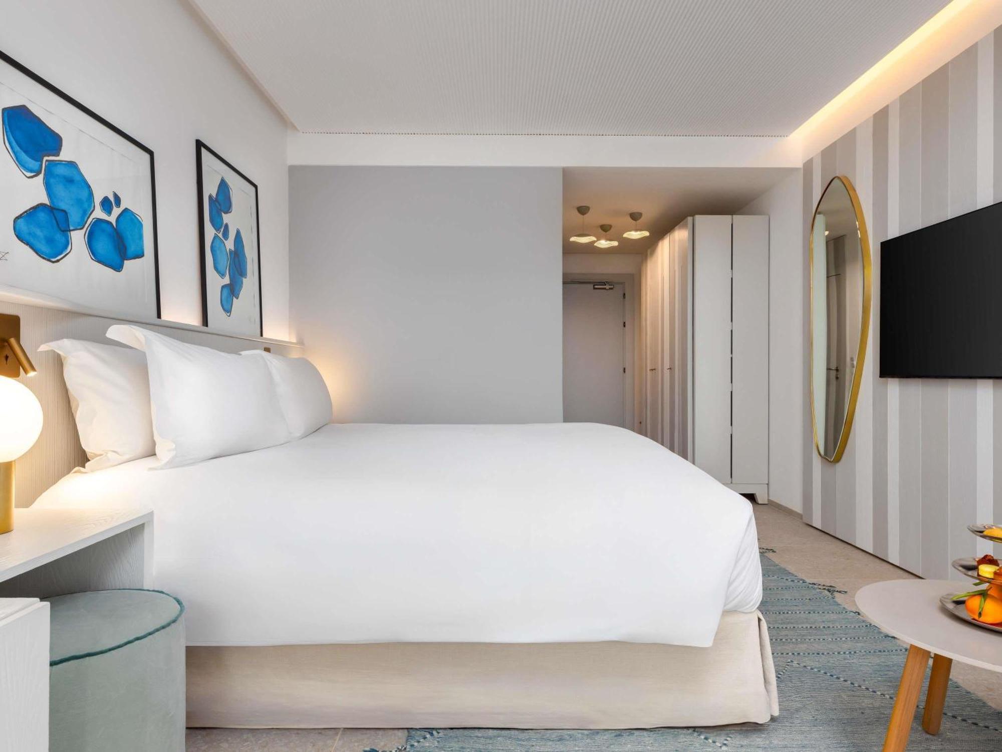 Superior Queen Room with Pool & Sea View