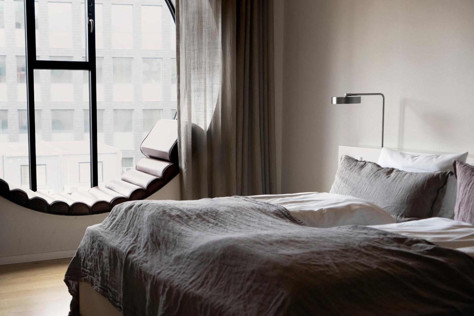 Deluxe Double Room Round Window