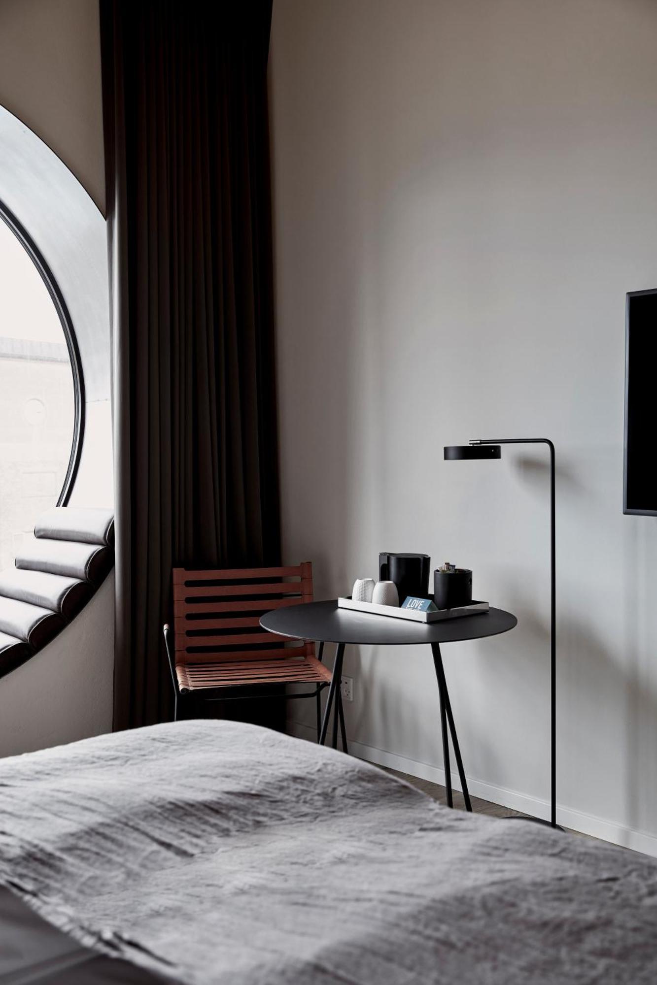 Deluxe Double Room Round Window